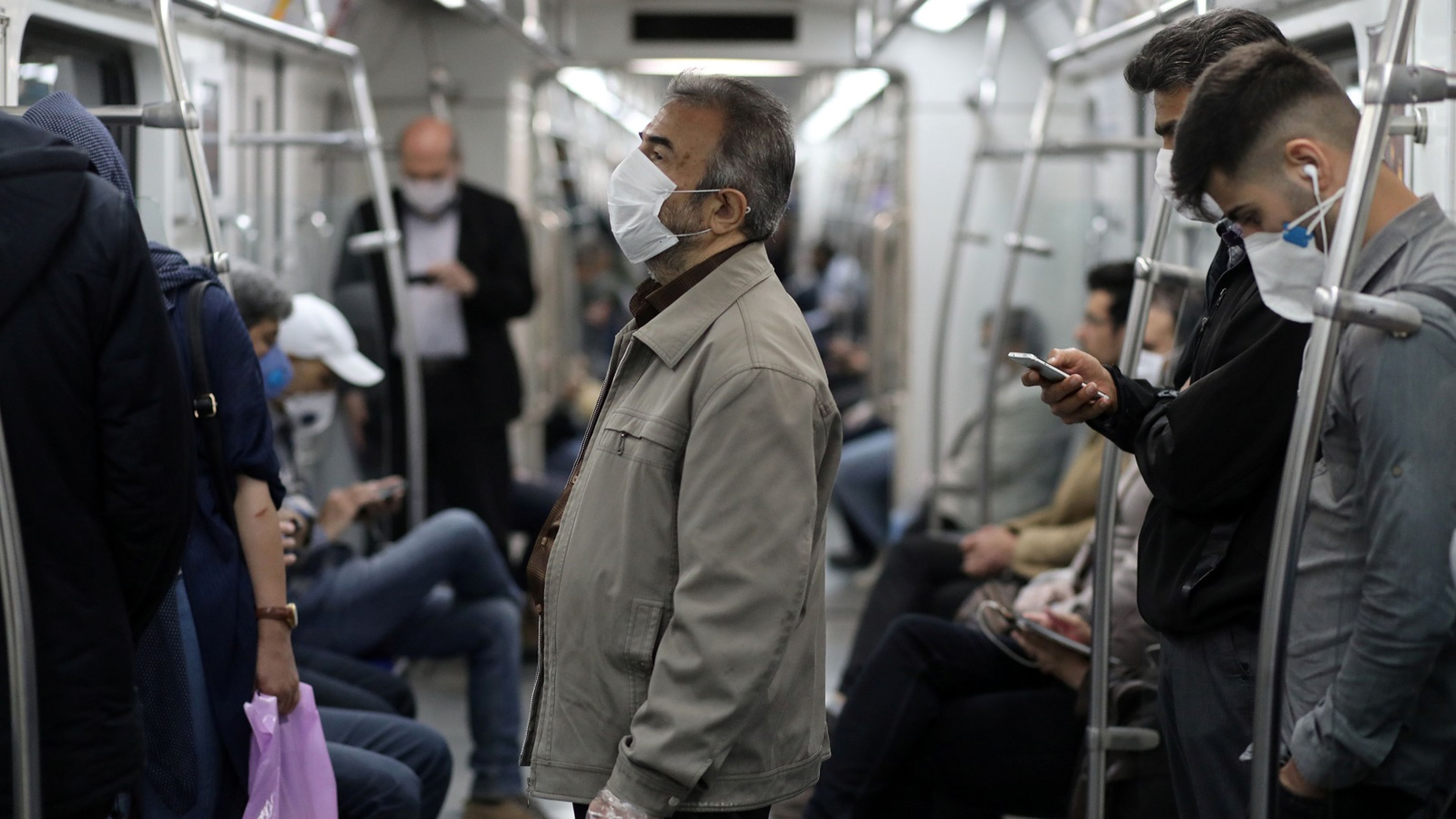 Ciudadanos iraníes en el metro de Teherán.