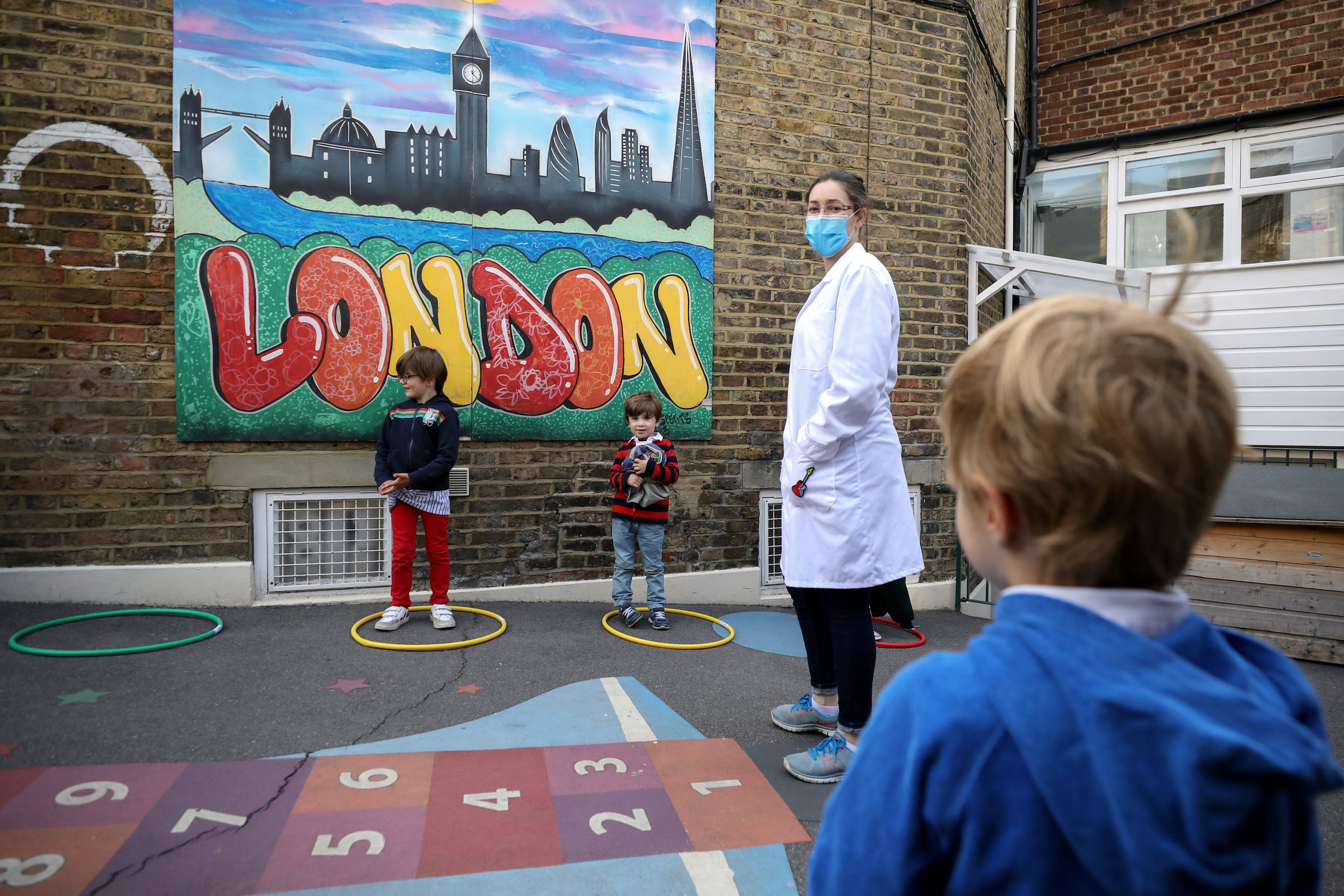 Un colegio de Londres utiliza aros para mantener la distancia entre los niños durante la pandemia de coronavirus
