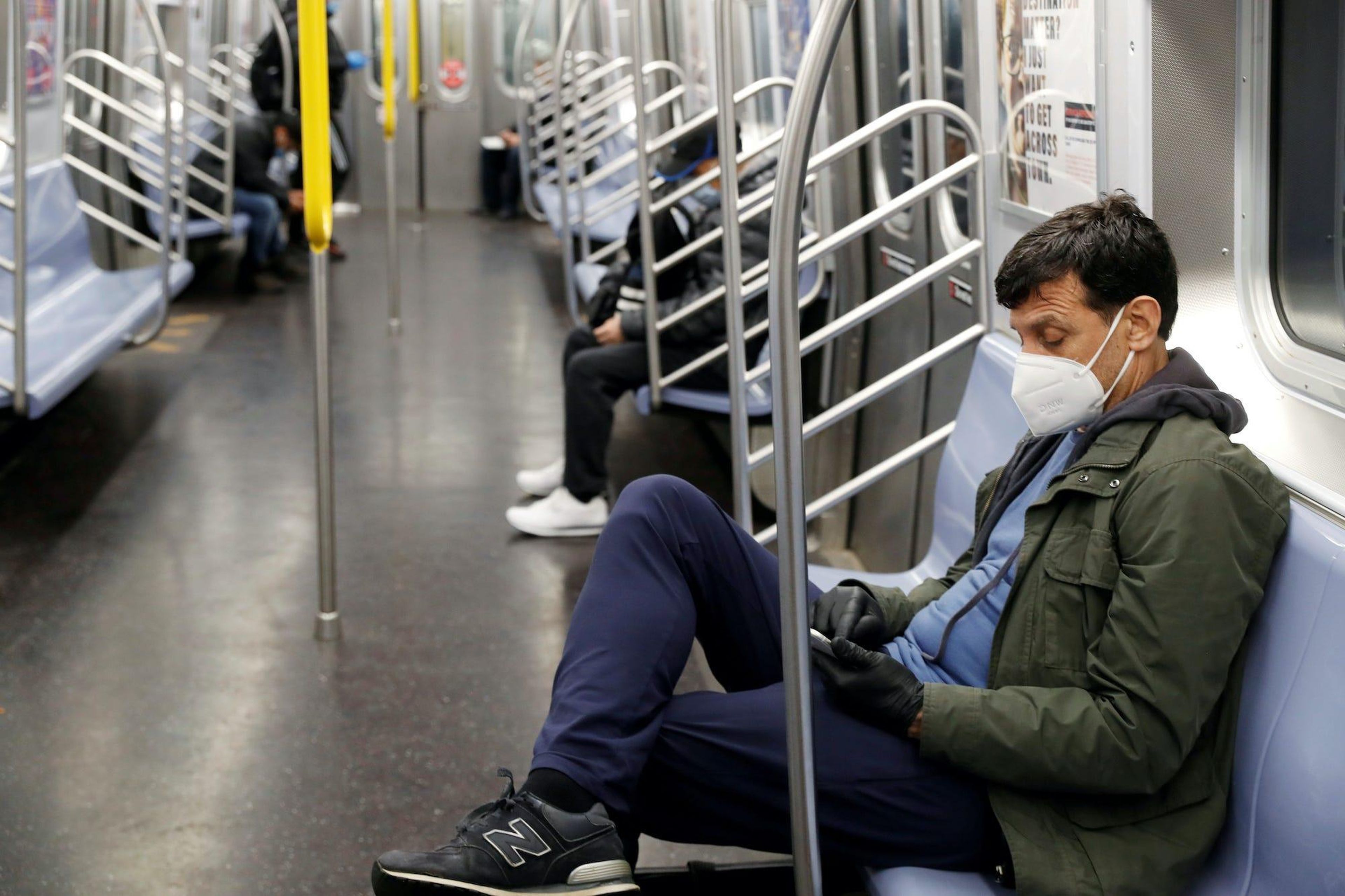 Un viajero en el metro de la ciudad de Nueva York el 30 de abril.