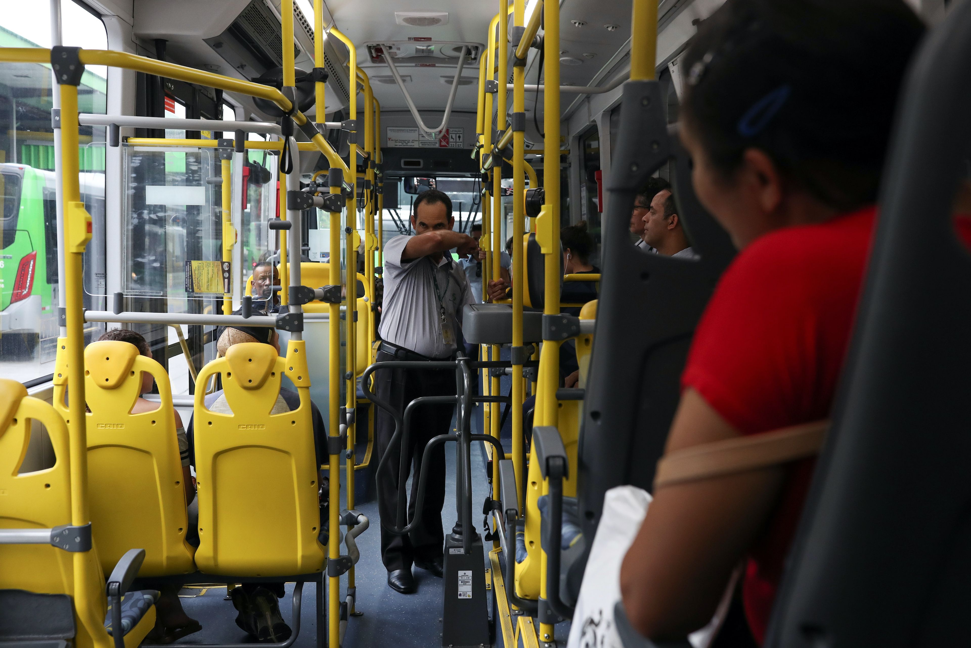 Un conductor de autobús pide a los pasajeros que tosan en el codo