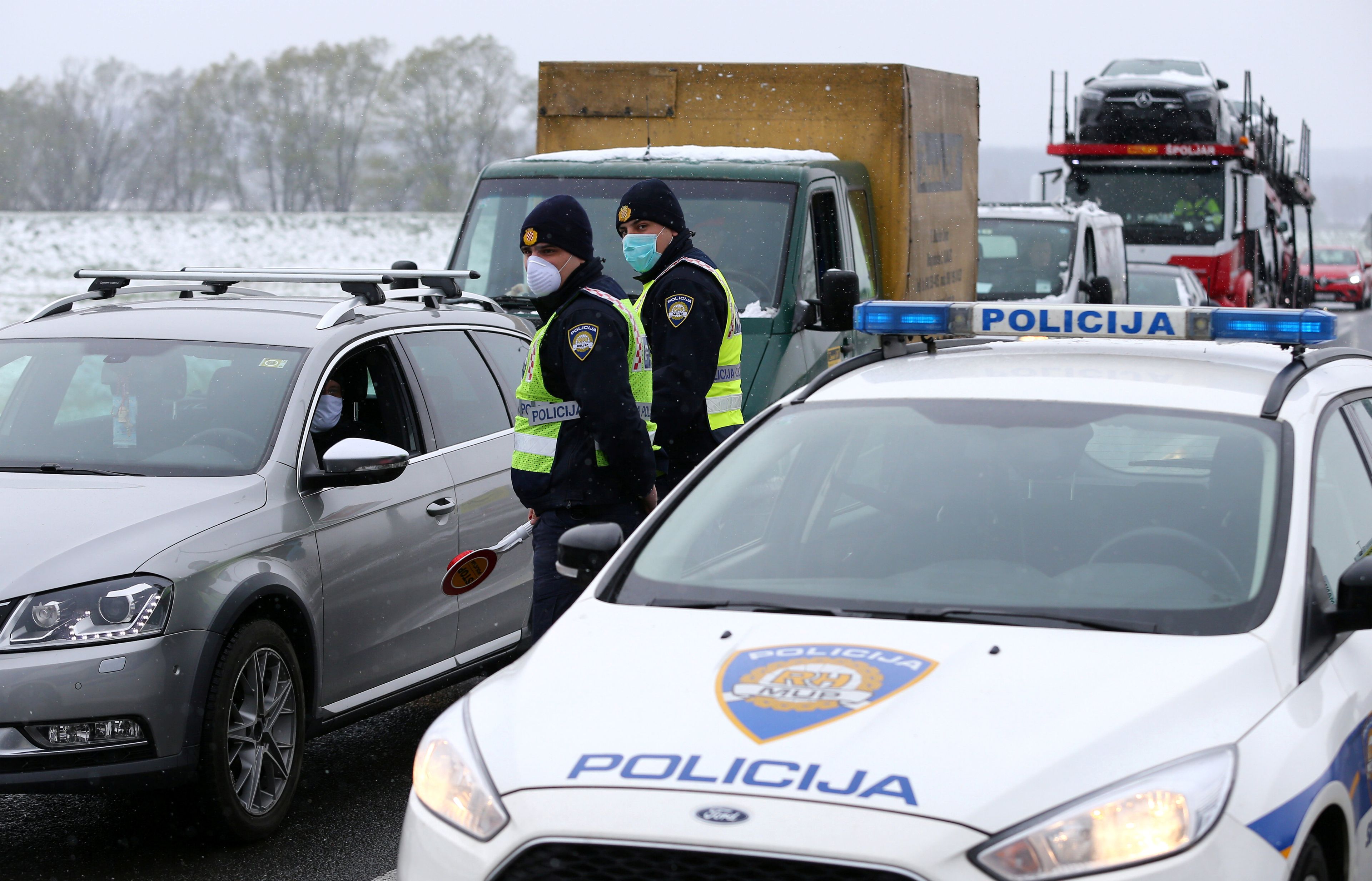 Control de policía en la entrada de Zagreb, Croacia.