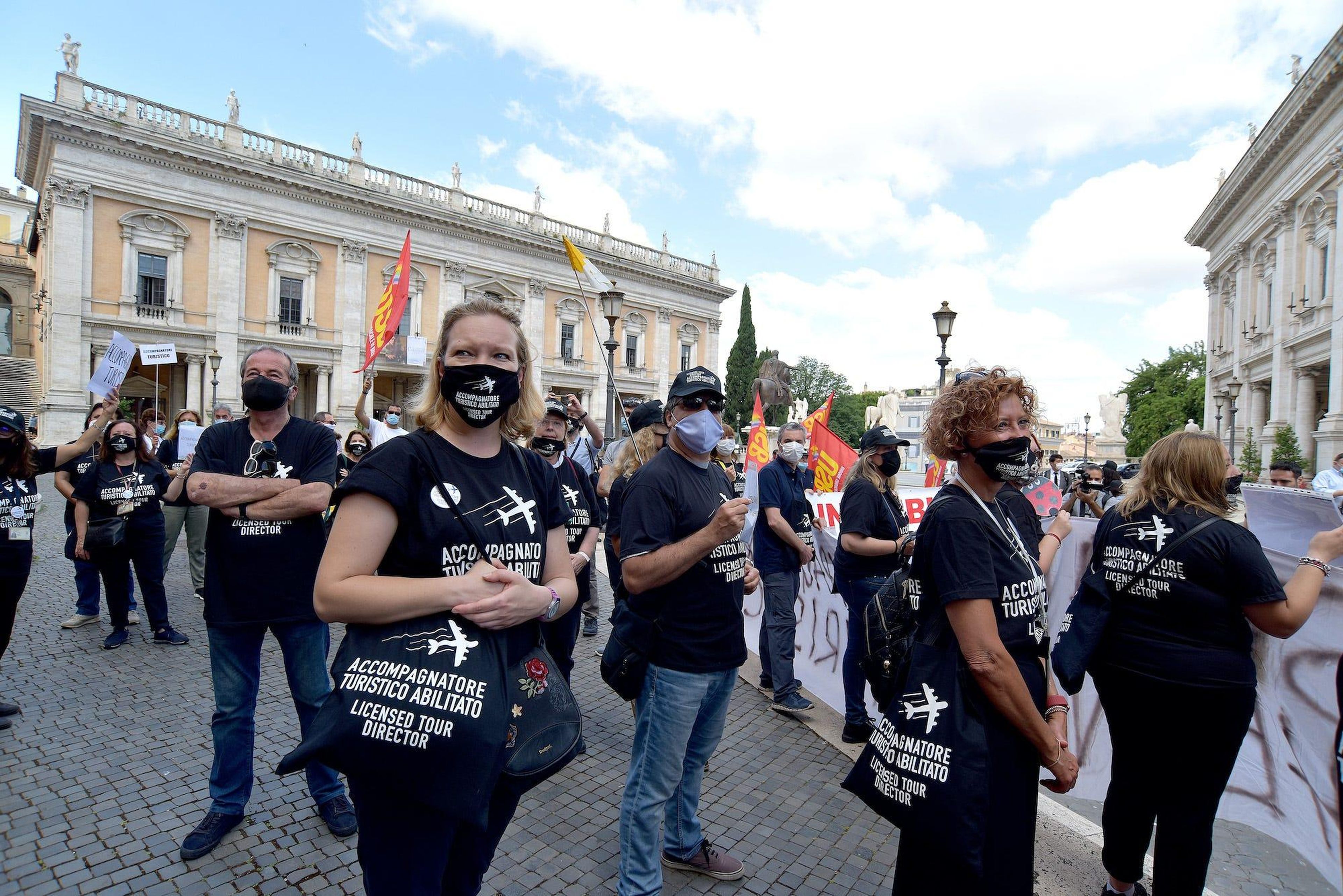 Los trabajadores del turismo protestan en el Campidoglio para exigir ingresos garantizados y una prohibición de despido hasta que el sector turístico en grave crisis se haya recuperado totalmente.