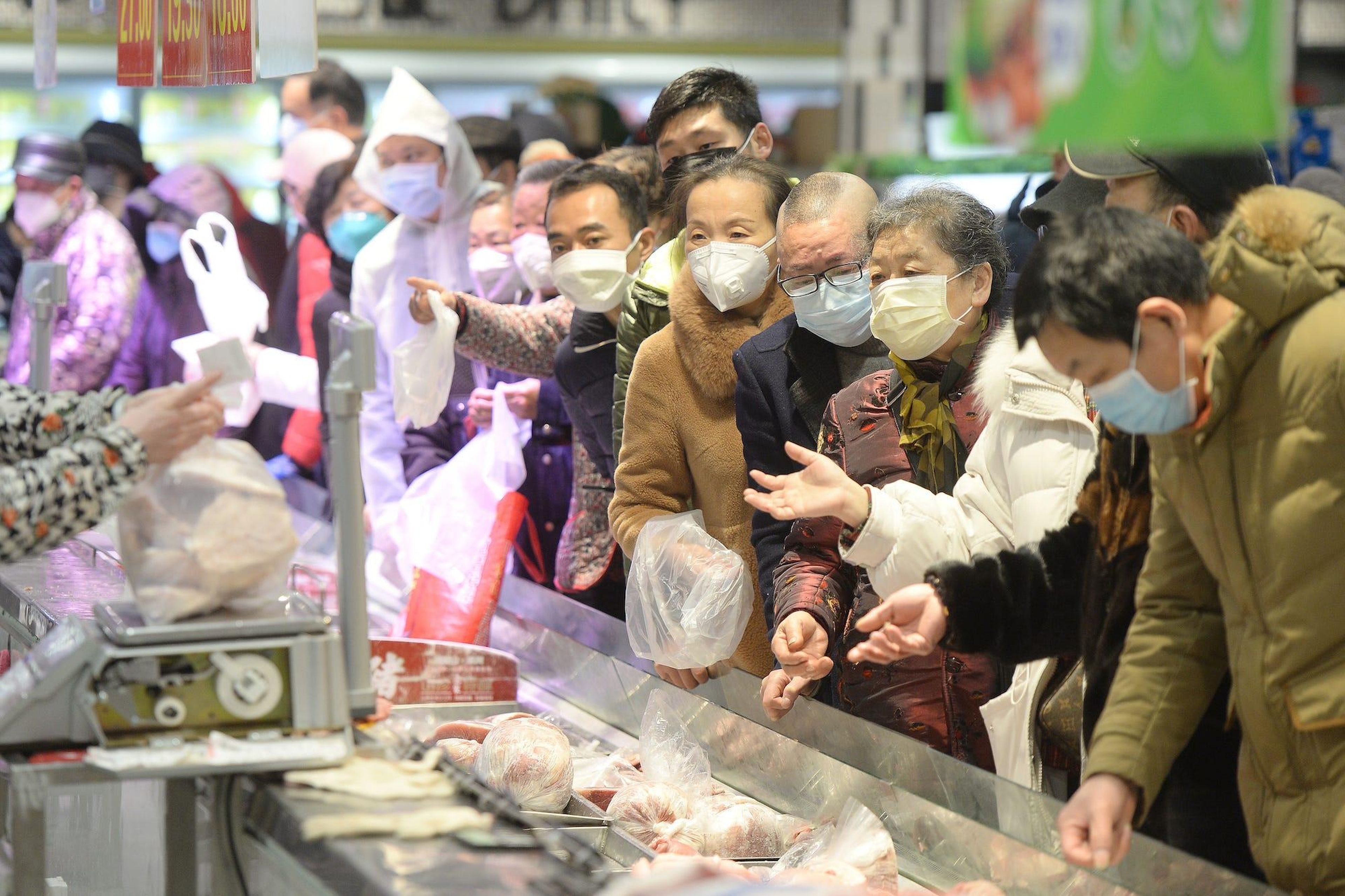 Clientes con mascarillas realizan sus compras dentro de un supermercado tras un brote del coronavirus en Wuhan, provincia de Hubei, China, el 10 de febrero de 2020.