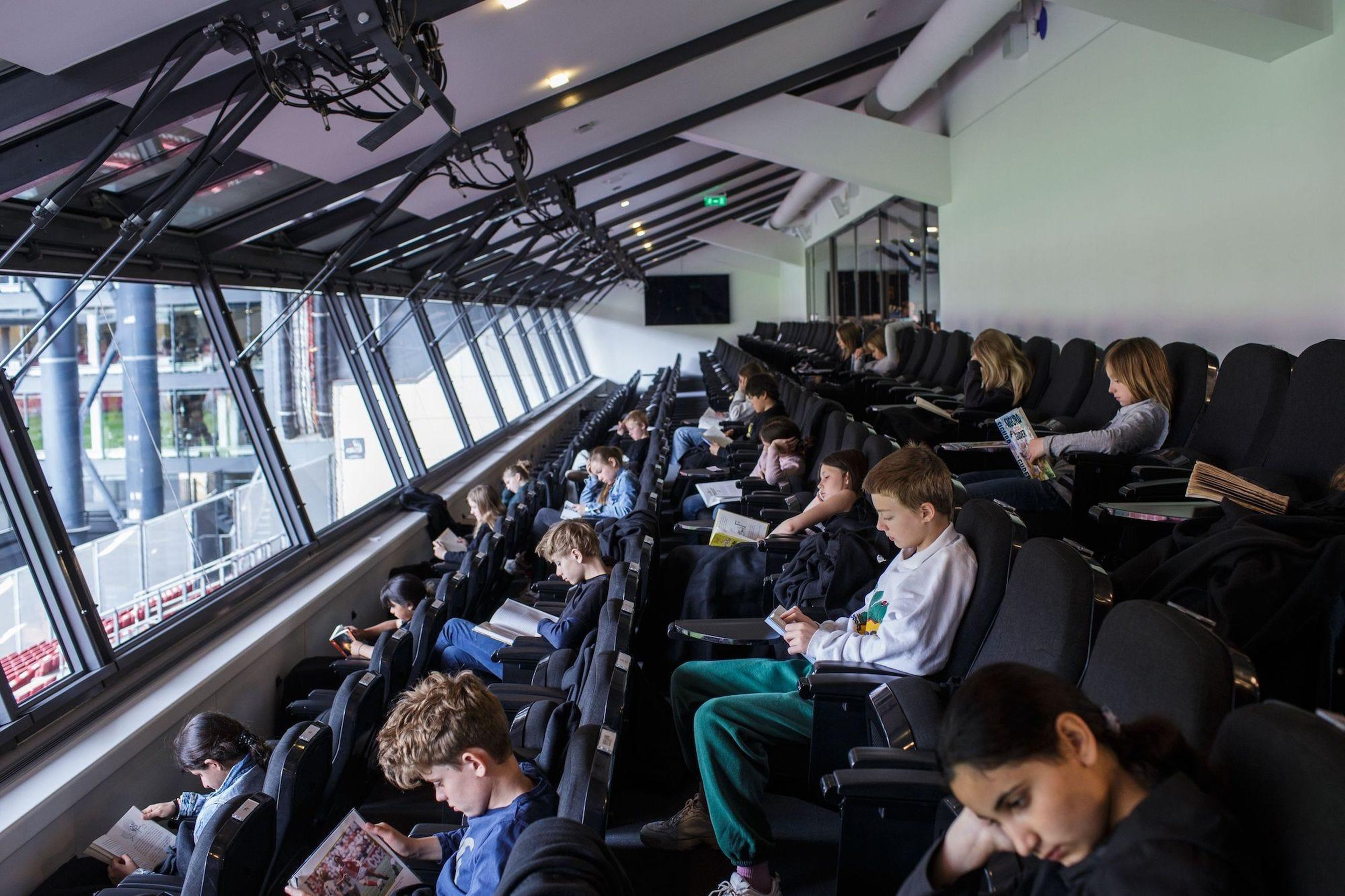 Los niños asisten a una clase celebrada en la tribuna del estadio Telia Parken con el fin de mantener las distancias sociales en medio de la nueva pandemia de coronavirus el 15 de mayo de 2020 en Copenhague.
