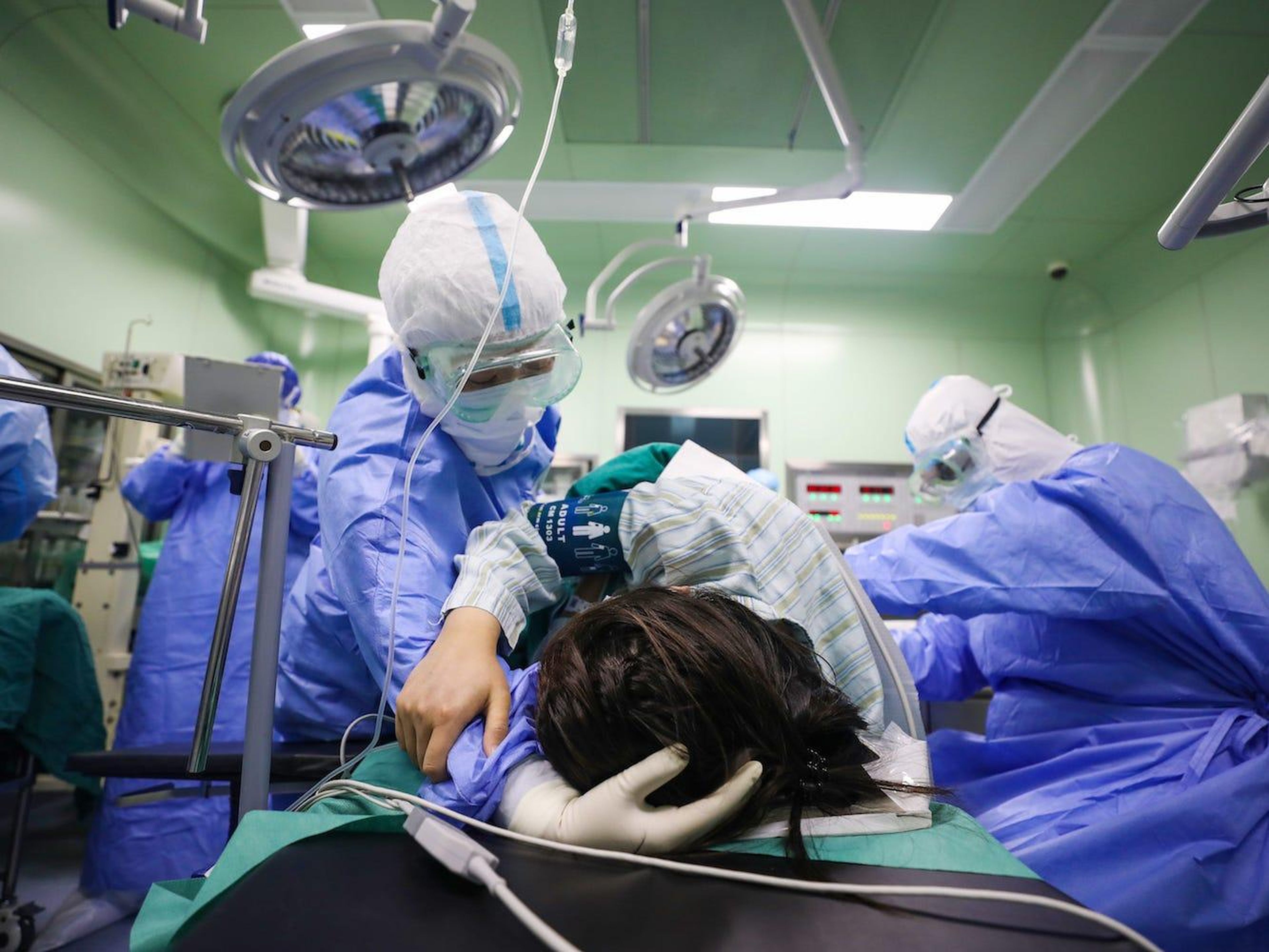 Un médico consuela a una mujer aislada antes de una cesárea en el Hospital de la Unión de Wuhan en la provincia china de Hubei, el 7 de marzo de 2020.