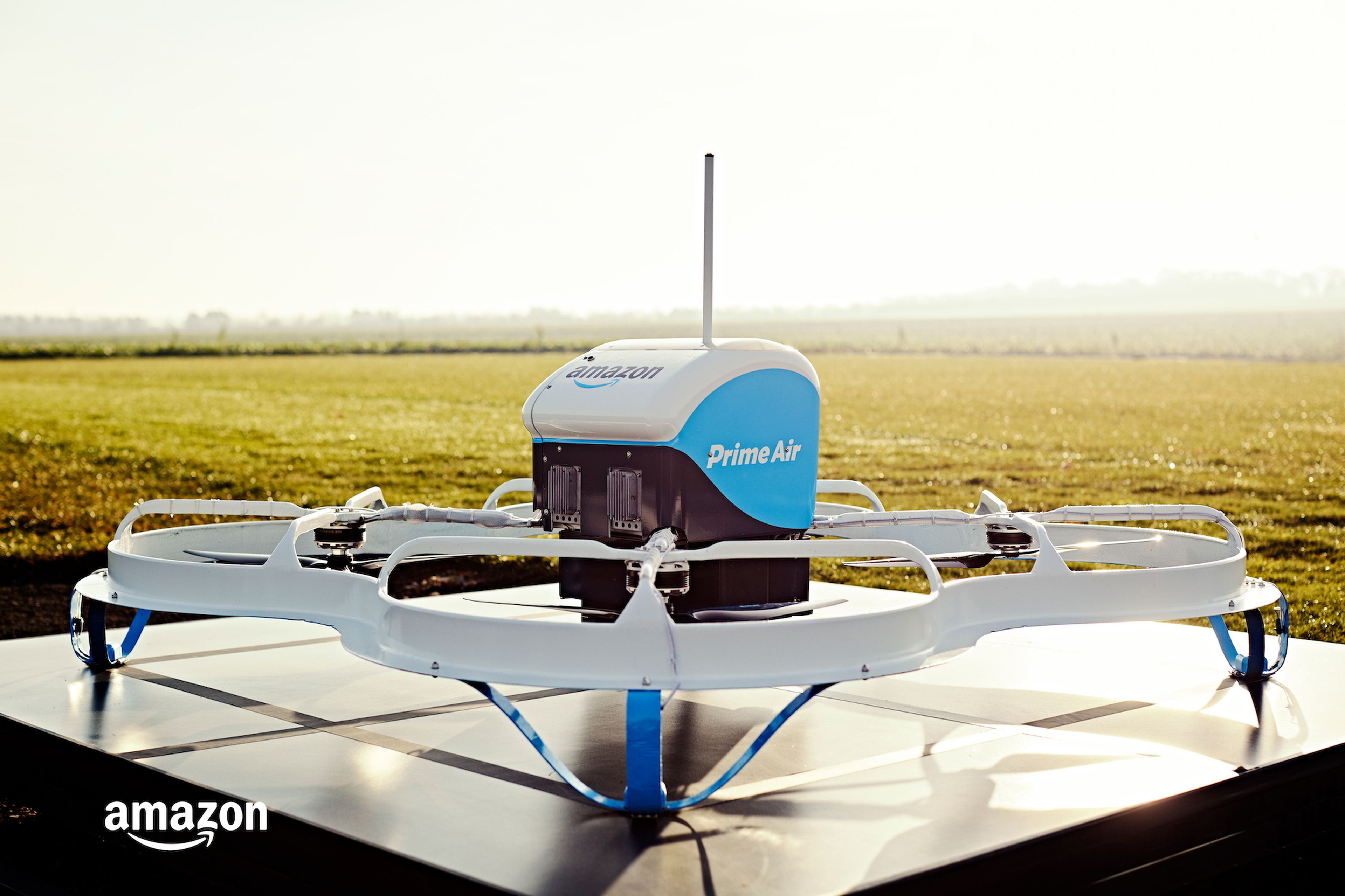 El dron que Amazon utilizó para su primera entrega pública en el Reino Unido en 2016 fue apodado el "cortador de césped volador".