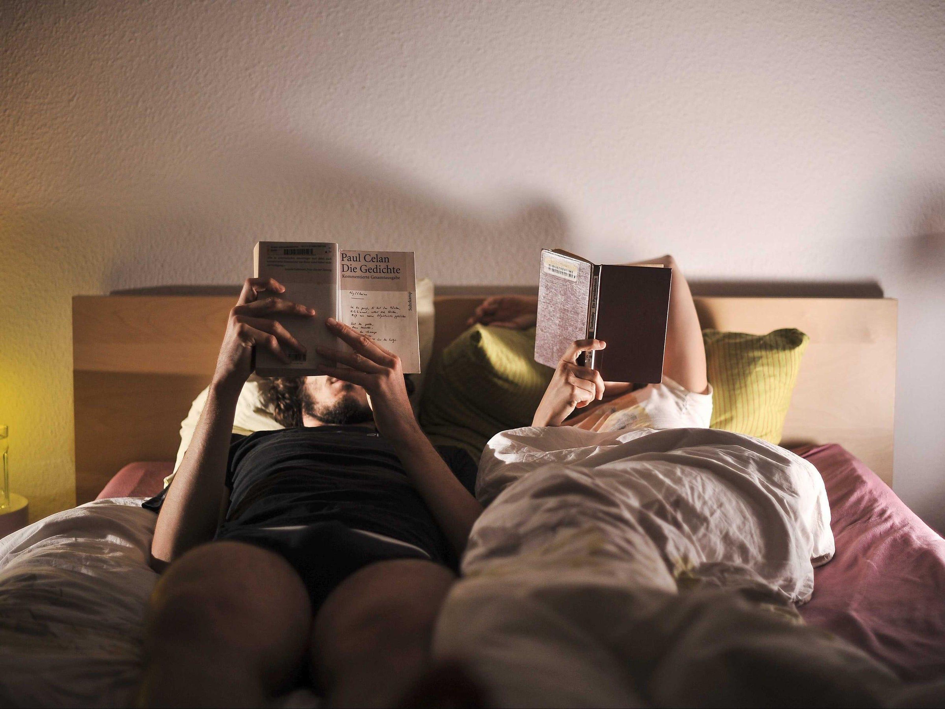 Para descansar mejor, baja las luces 1 o 2 horas antes de acostarte y lee.