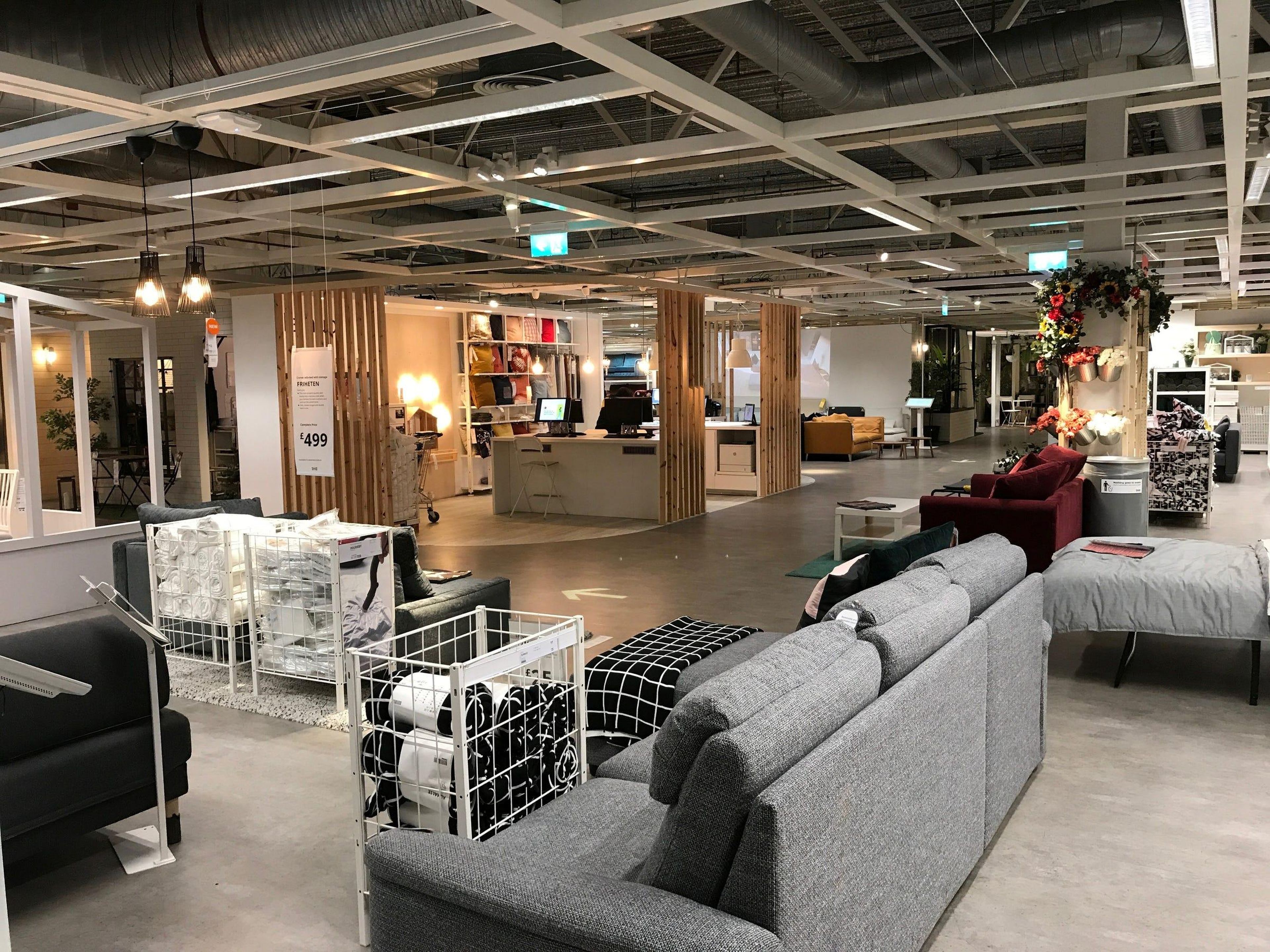 Ikea tiene numerosas áreas de exposición grandes en toda la tienda.