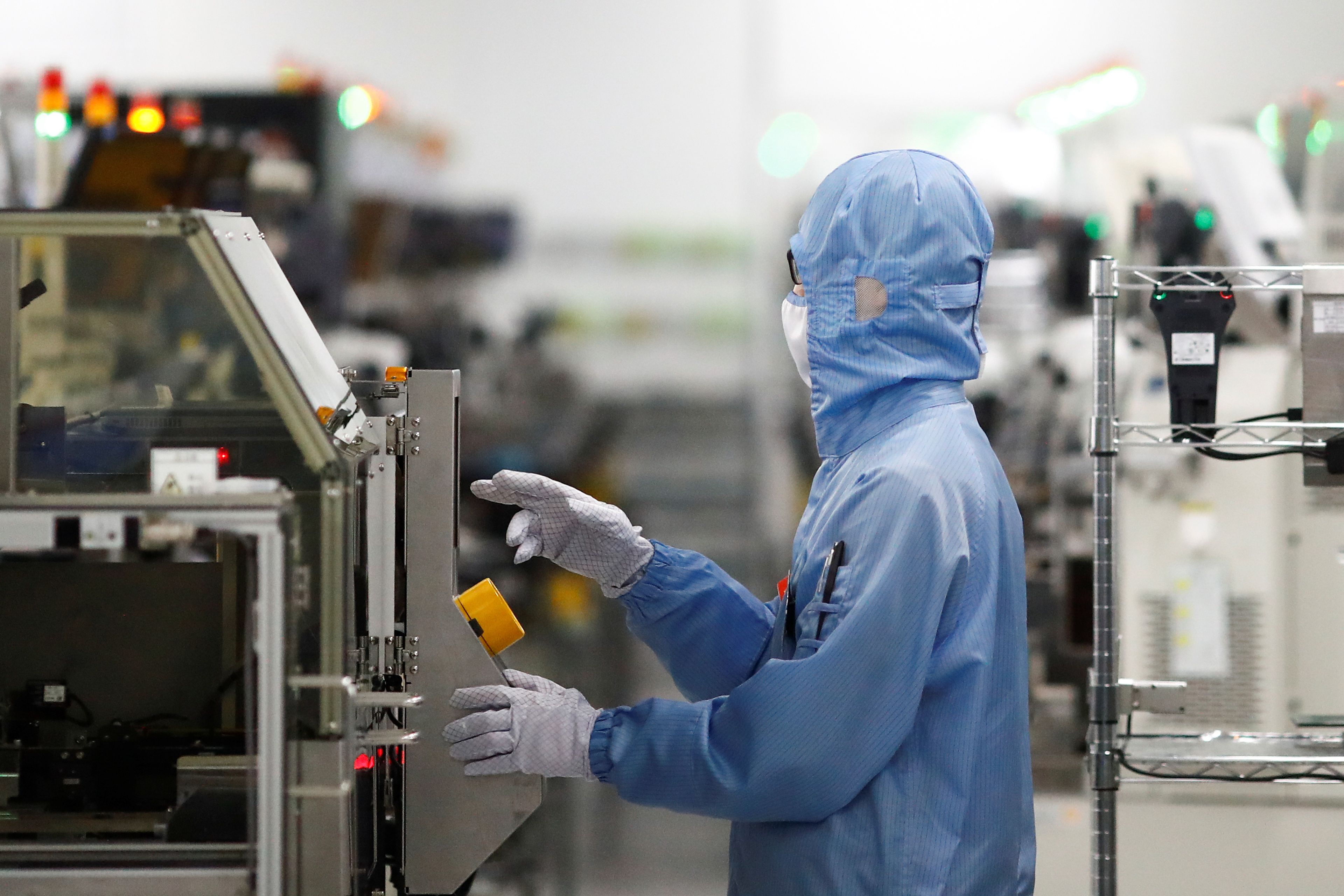 Un empleado trabaja en la fábrica de Renesas en Pekín
