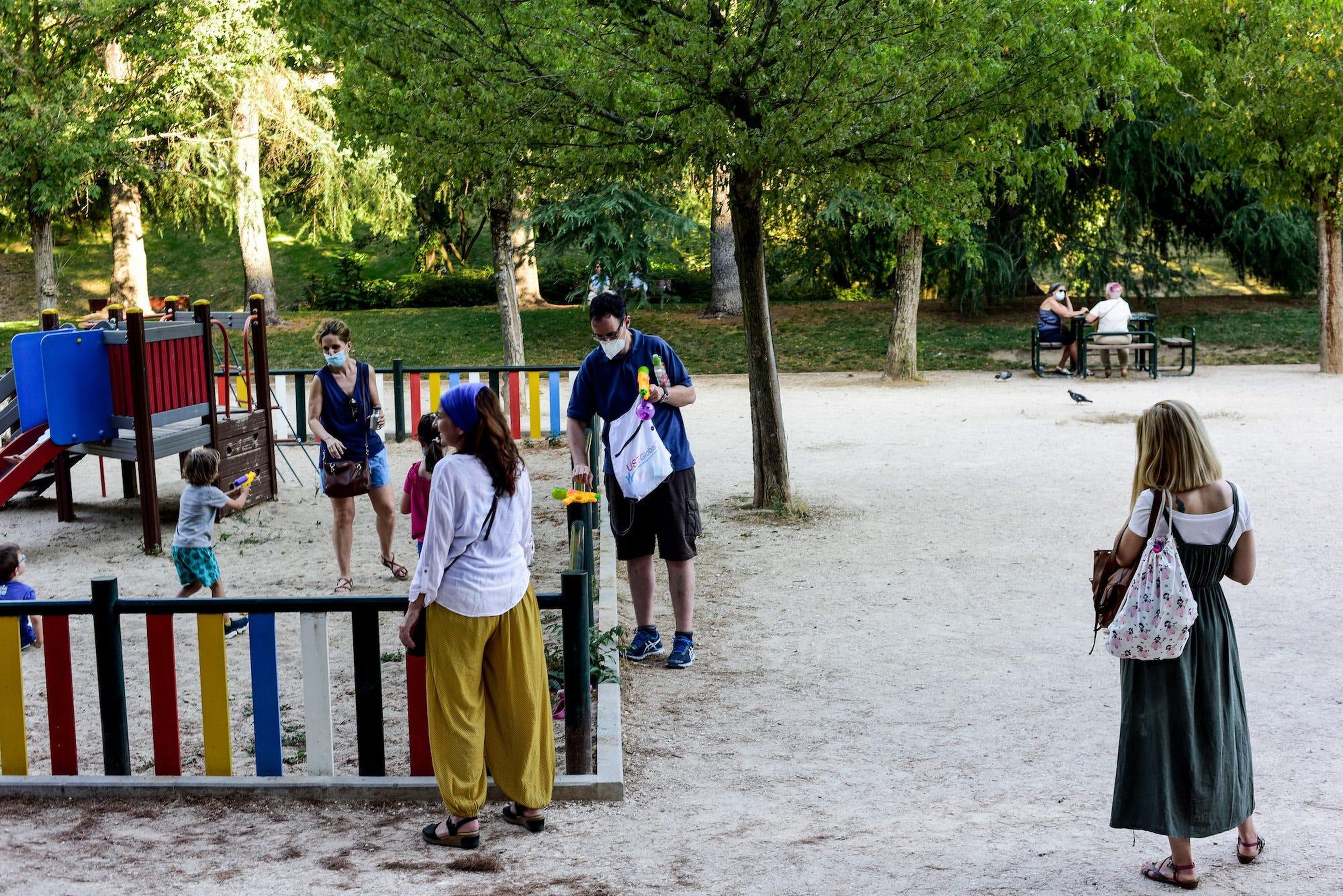 Los padres supervisan a sus hijos desde fuera del parque el 23 de junio de 2020 en Madrid.