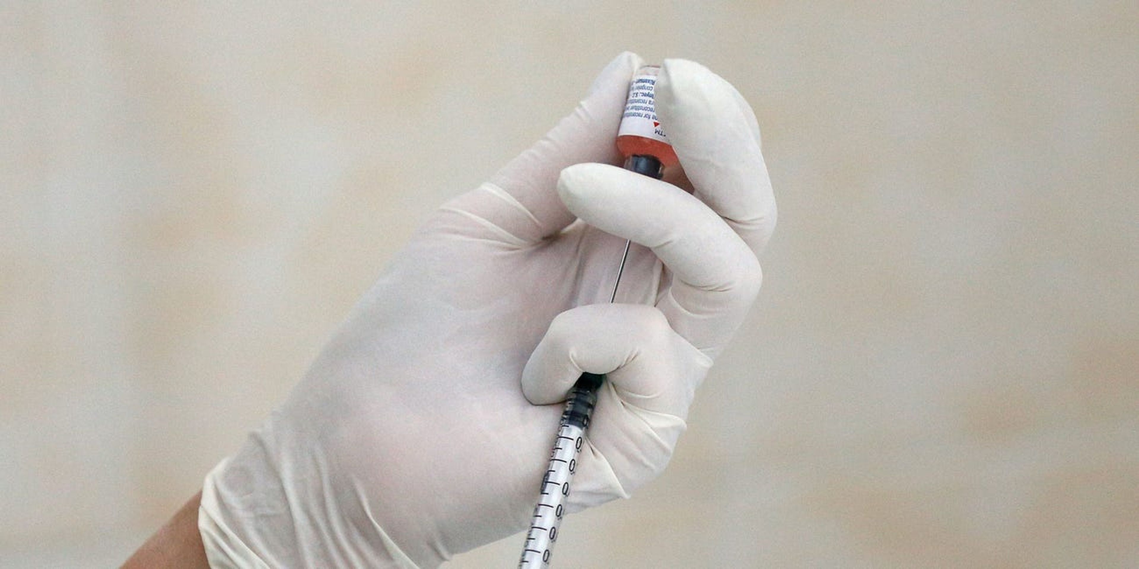 Una enfermera prepara una vacuna en un hospital en Kiev