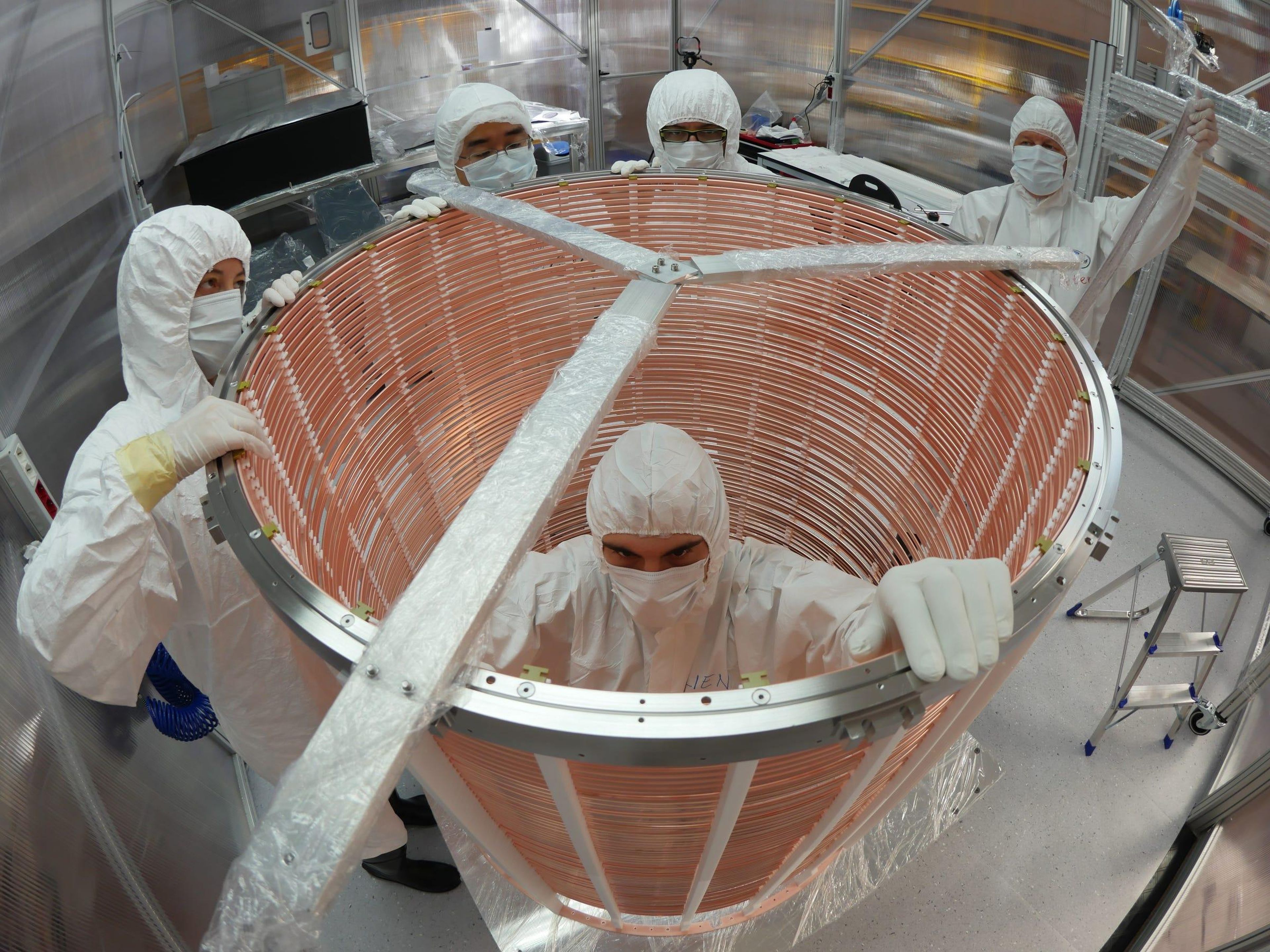 Ingenieros ensamblan la jaula de campo eléctrico del experimento XENON.