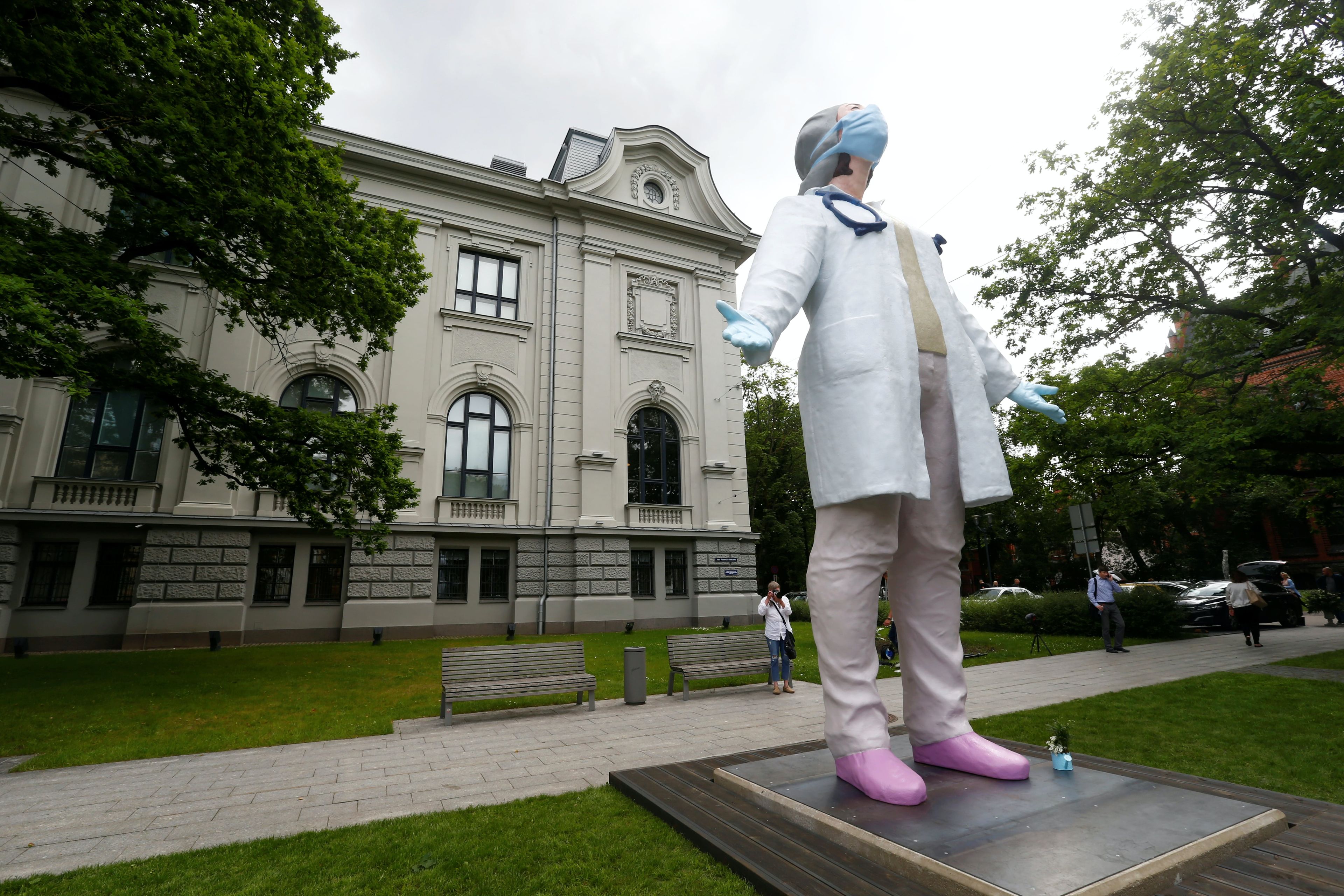 Estatua de 6 metros para los sanitarios en Riga, Letonia.