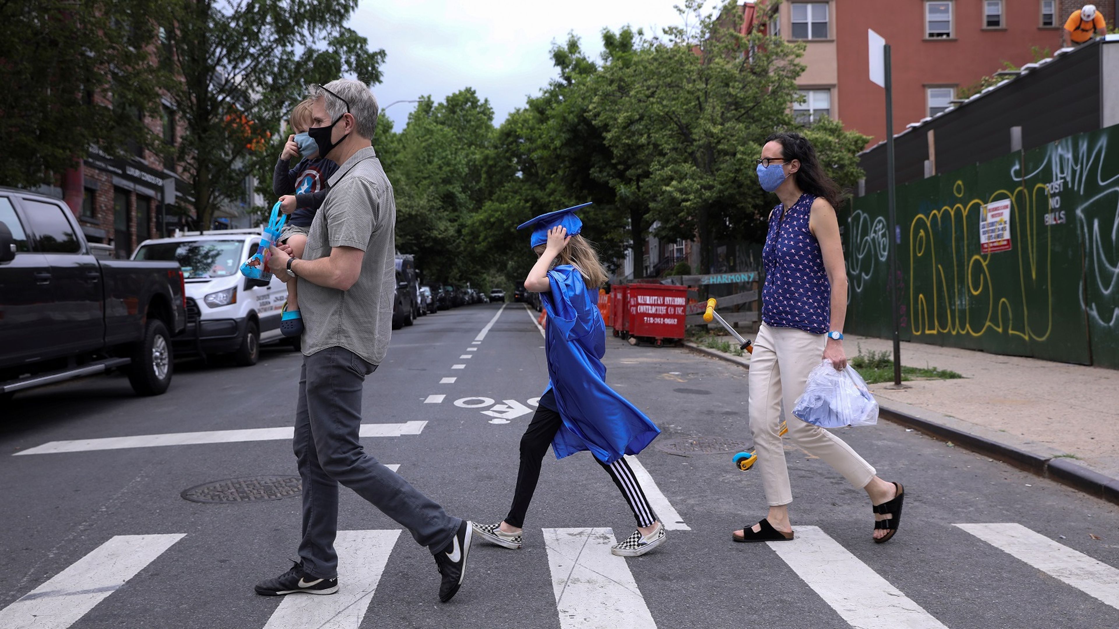 Una familia camina por Brooklyn durante el brote de coronavirus.