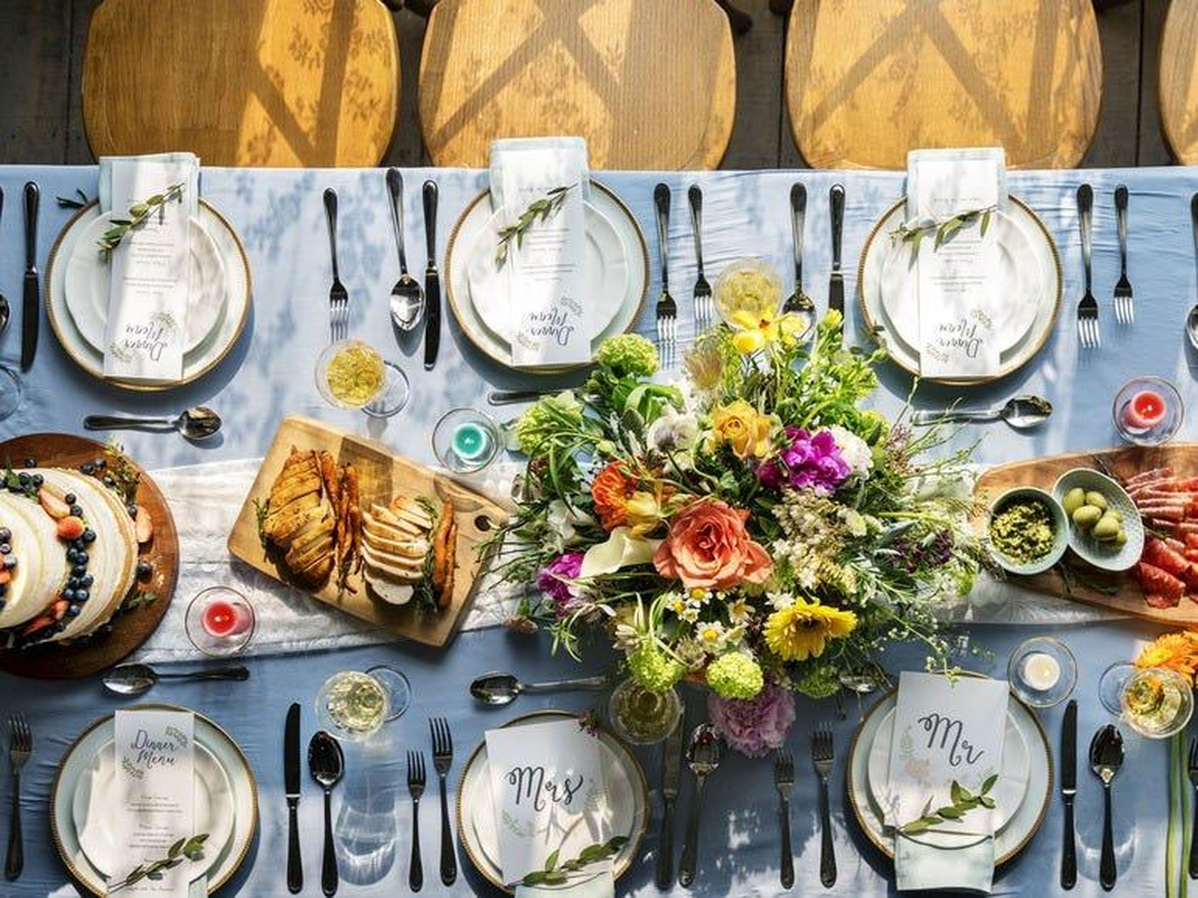 Una boda con mesas estilo familiar.