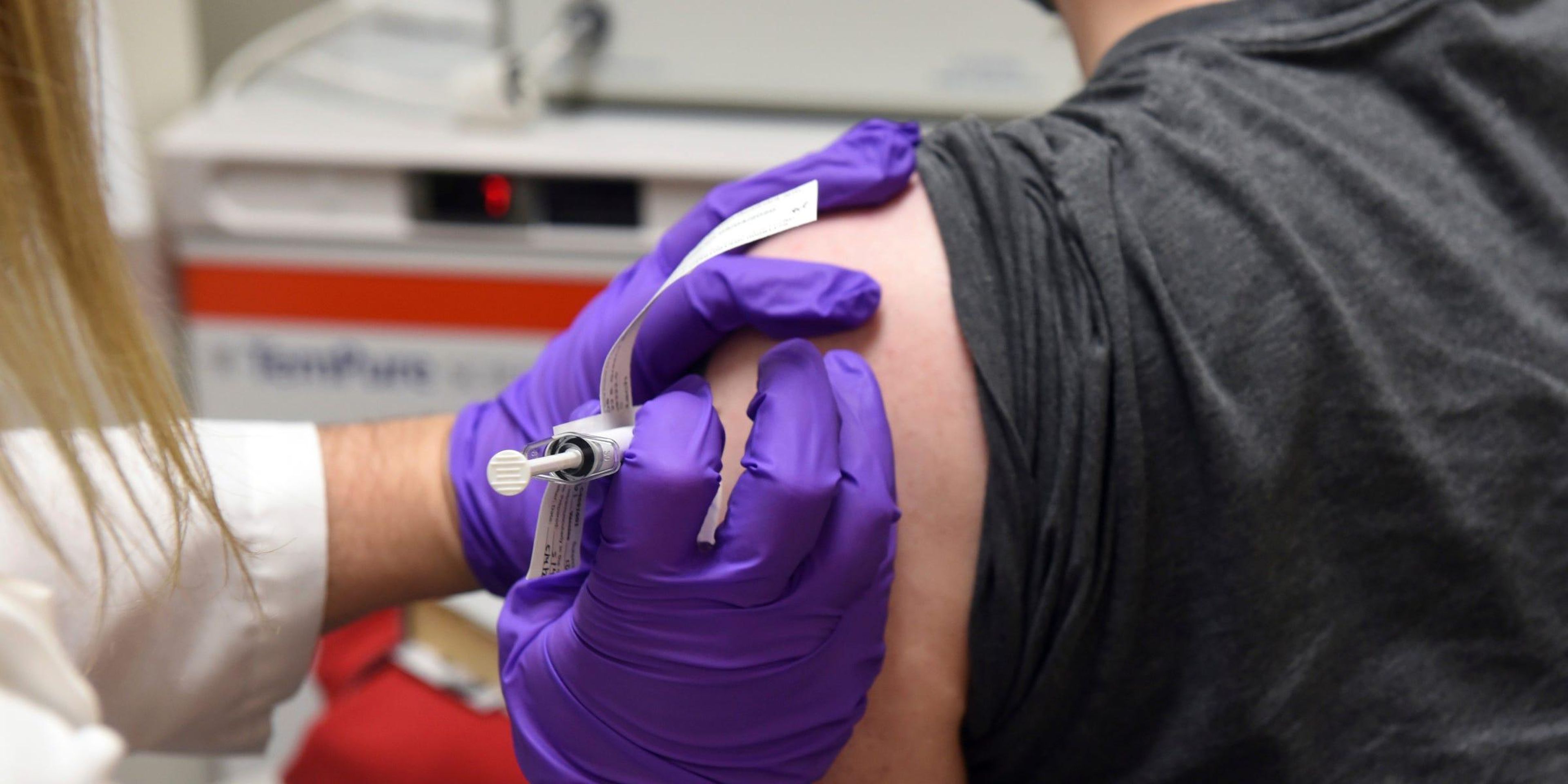 El primer paciente inscrito en el ensayo de la vacuna de Pfizer en la Escuela de Medicina de la Universidad de Maryland (Baltimore, EEUU).