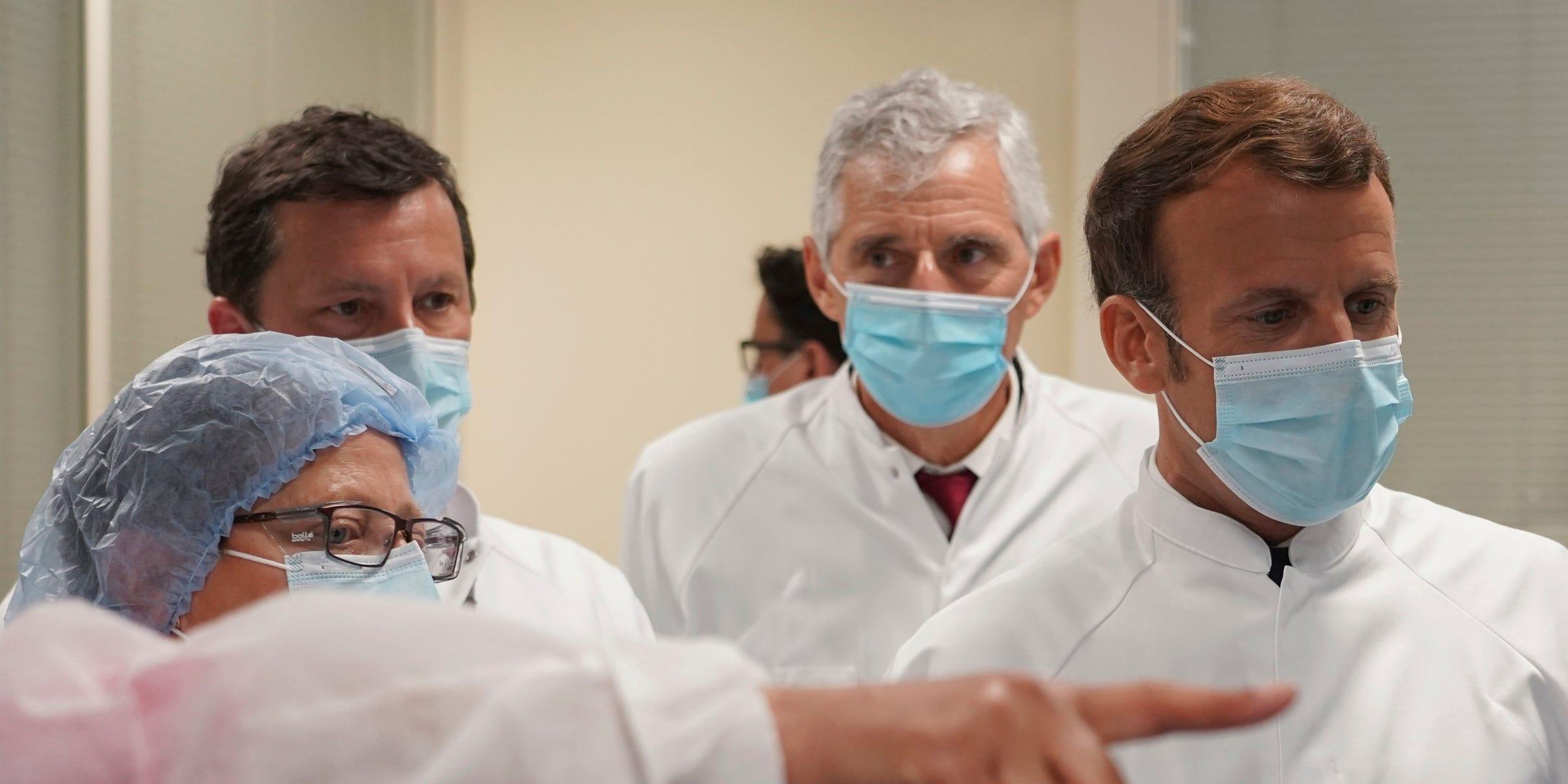 El Presidente francés Emmanuel Macron visita un laboratorio de una unidad de vacunas en la planta de Sanofi Pasteur en Marcy-l'Etoile, Francia.