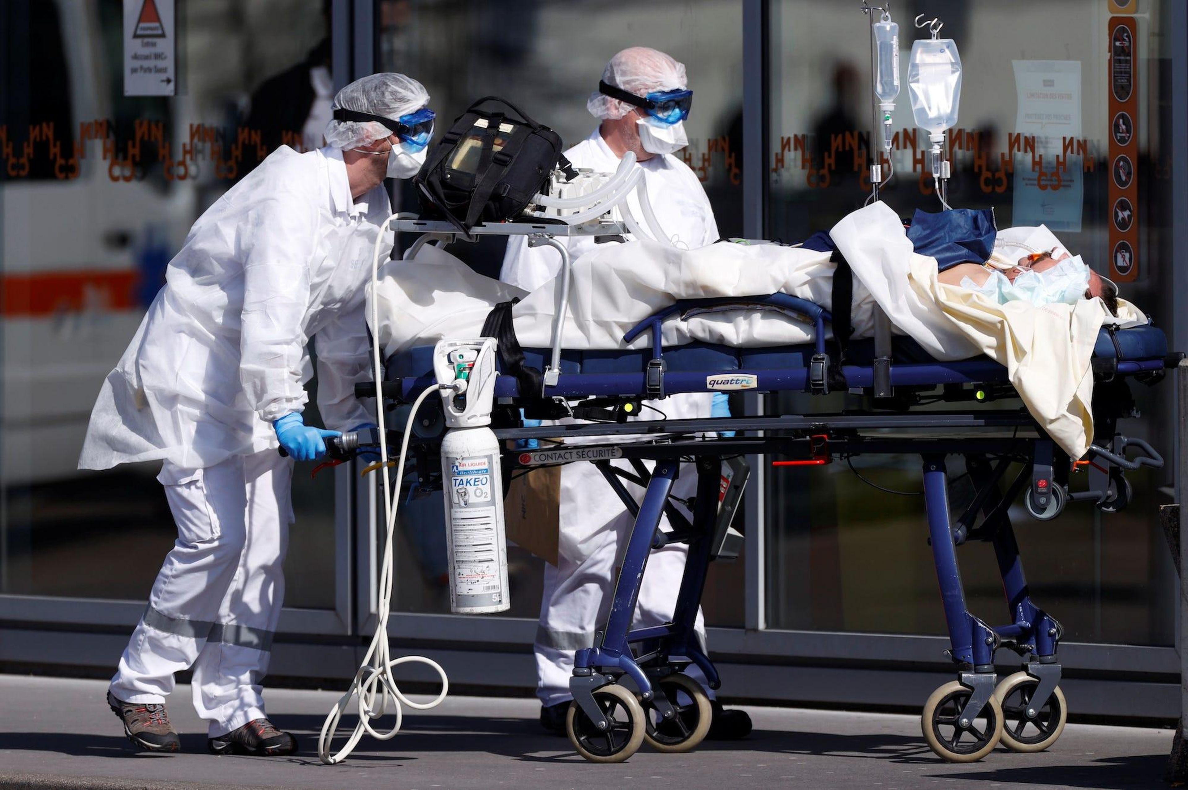 Un equipo de emergencia francés en el hospital universitario de Estrasburgo el 16 de marzo.