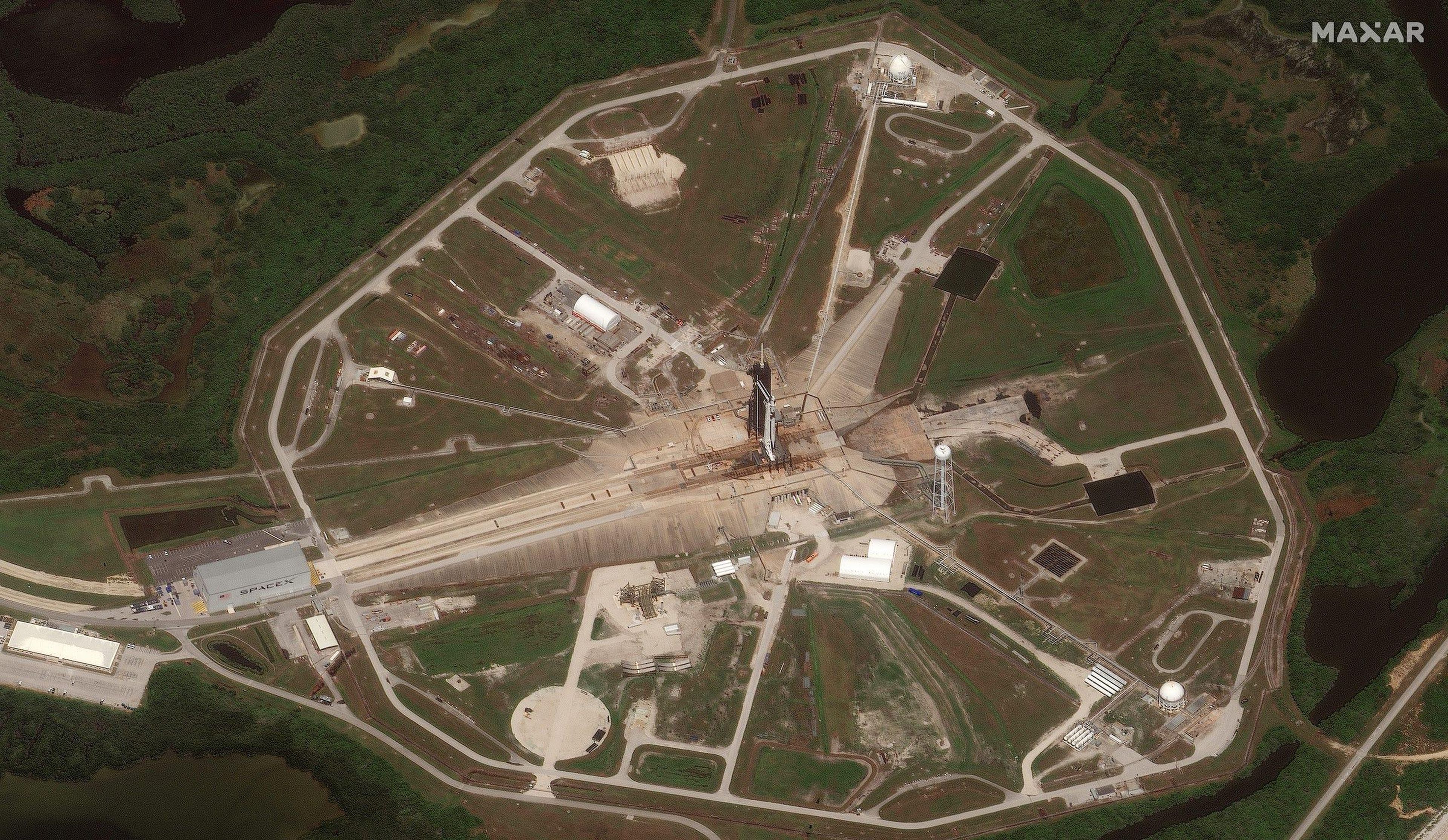 El satélite WorldView-1 de Maxar capturó una imagen de la plataforma de lanzamiento a las 3:18 p.m., cuatro minutos antes del lanzamiento.