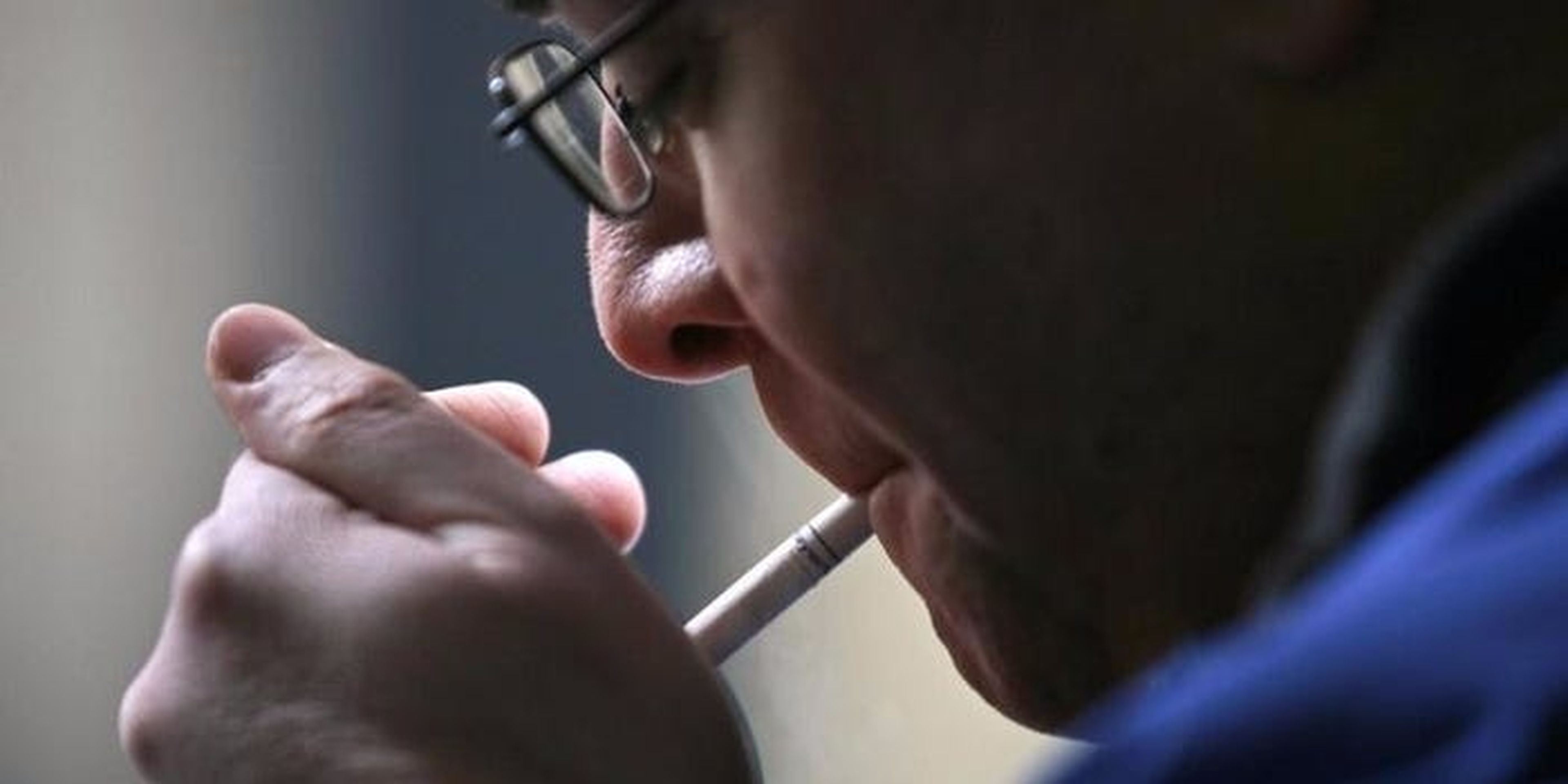 Un fumador enciende un cigarrillo en el centro de Toronto.