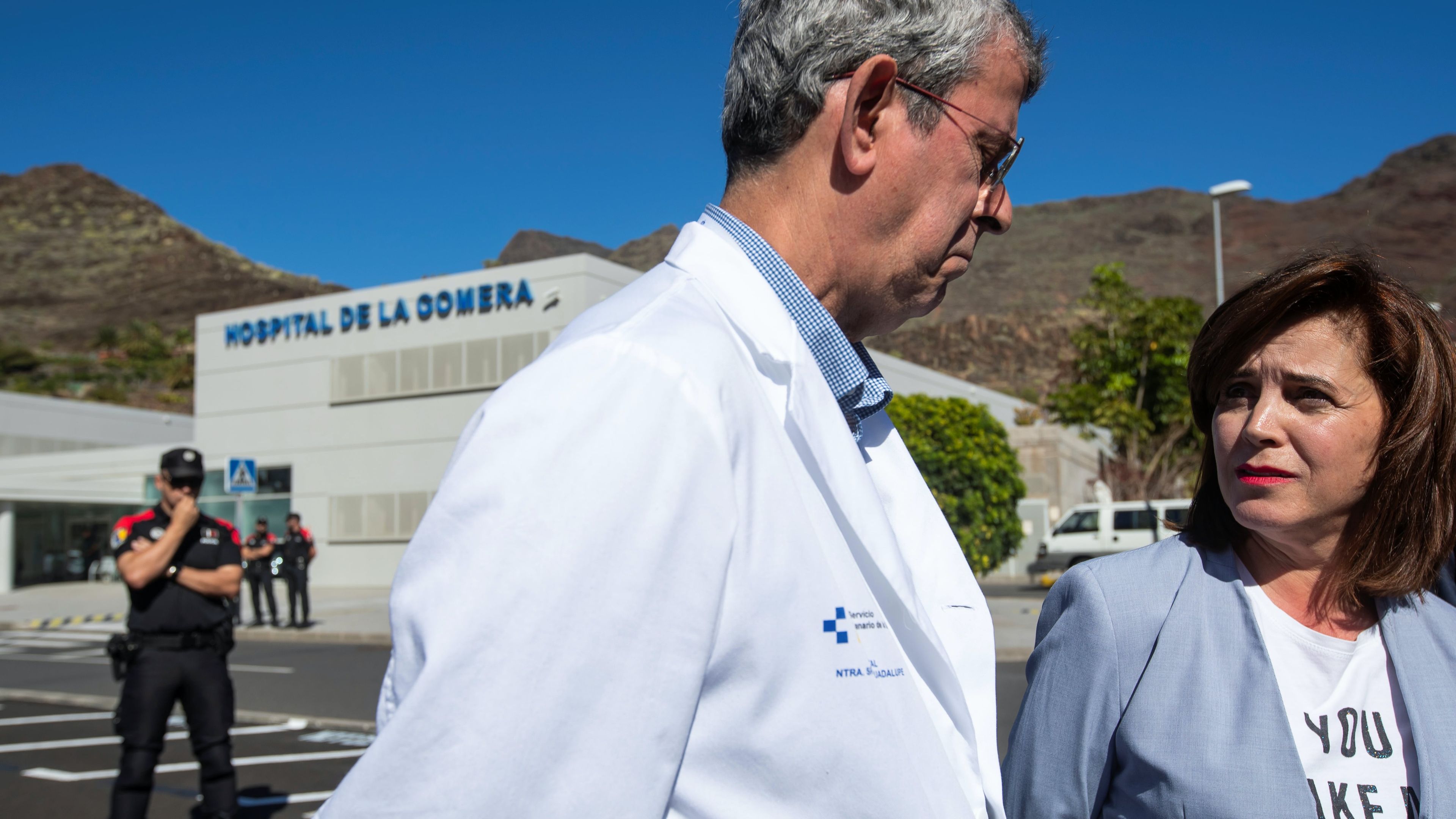 Médicos y miembros del Gobierno canario hablan a las afueras del hospital de La Gomera, donde se detectó uno de los primeros casos de COVID-19 en España.
