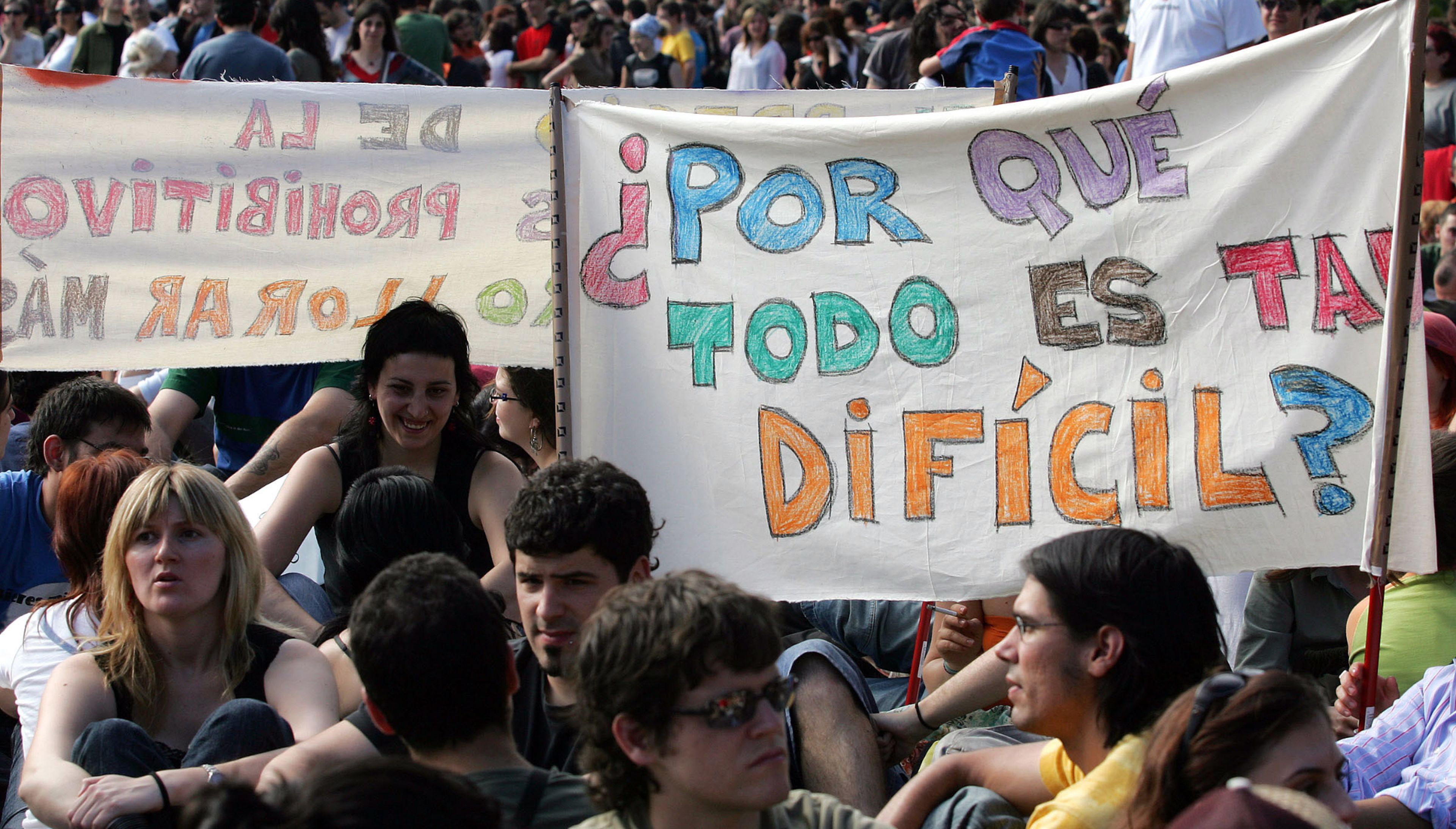 Un grupo de jóvenes durante una sentada contra el encarecimiento de la vivienda en Barcelona