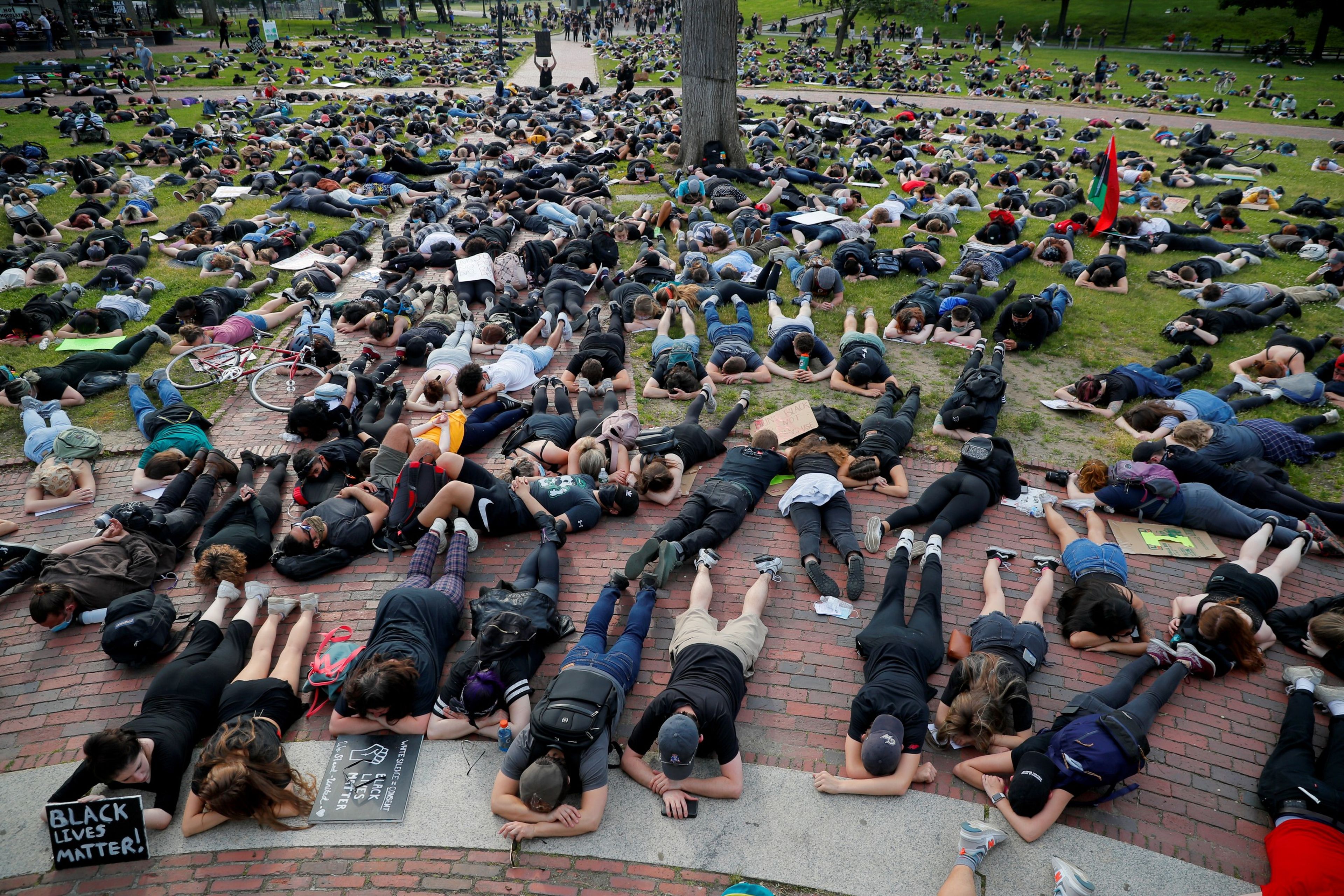 Un grupo de manifestantes se tira al suelo durante las protestas en Boston por la muerte de George Floyd bajo custodia policial.