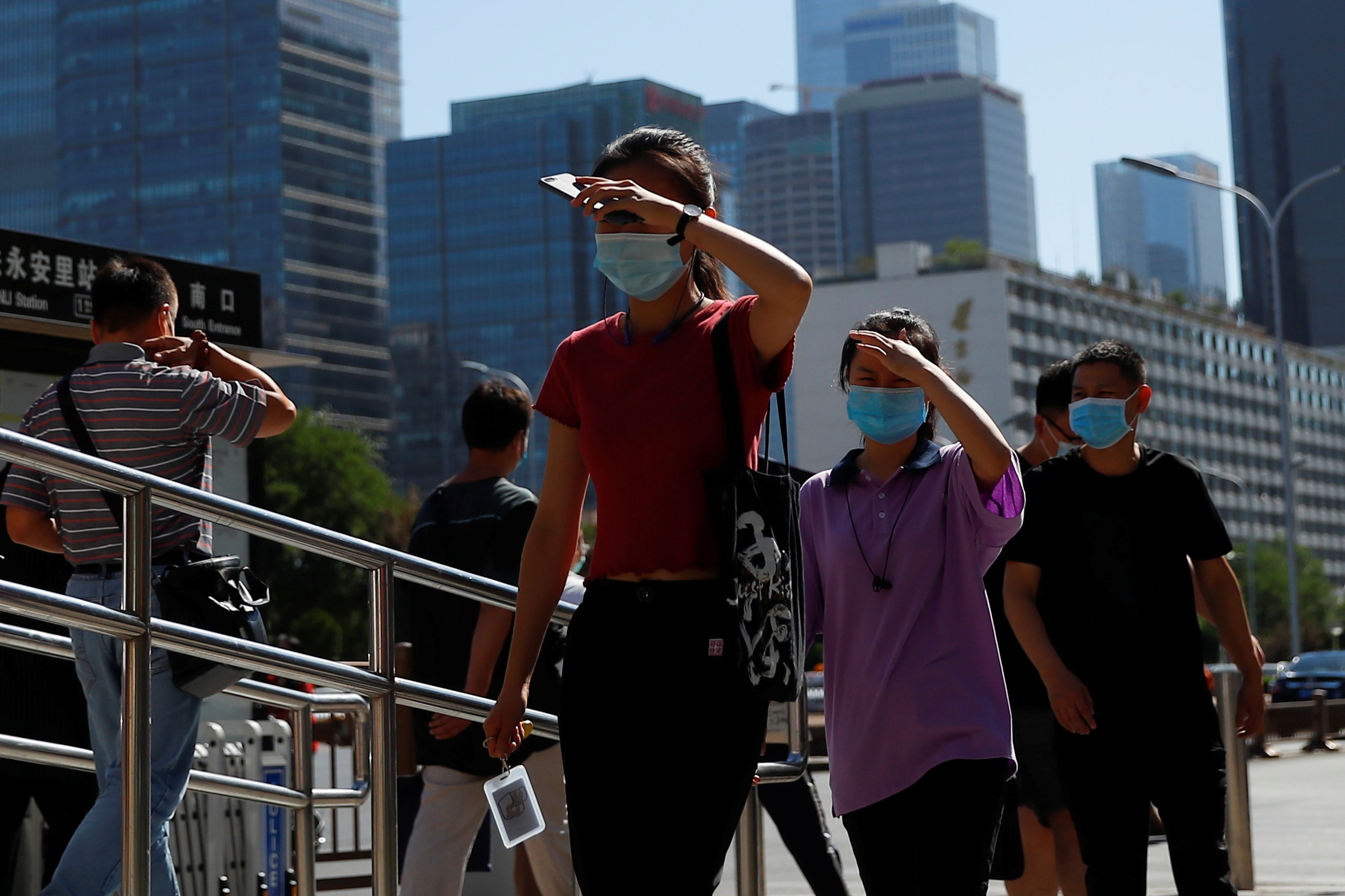 Un grupo de personas camina por la calle en Pekín en medio del segundo brote de coronavirus en China