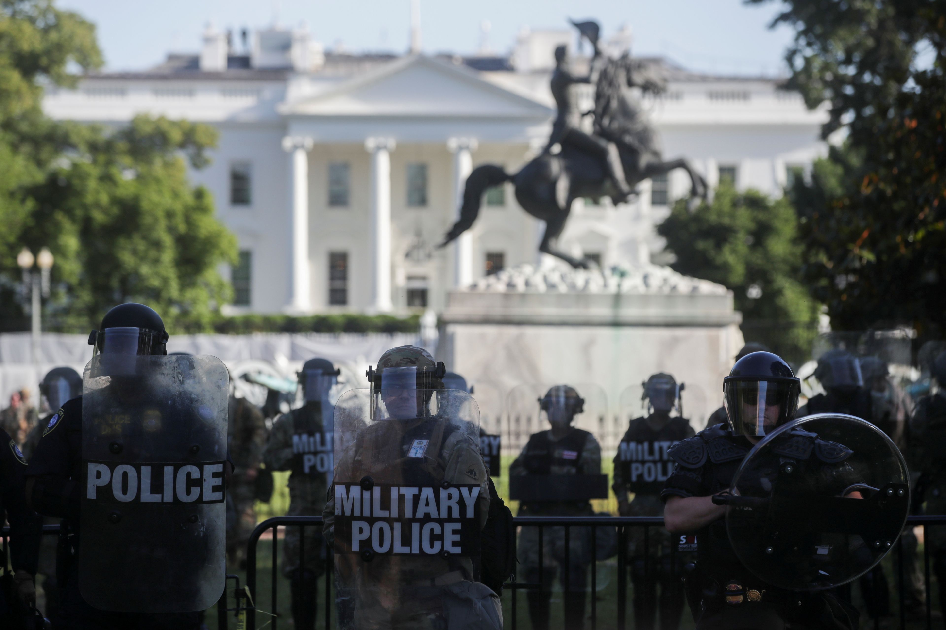 La Guardia Nacional de Estados Unidos controla las protestas por la muerte de George Floyd frente a la Casa Blanca