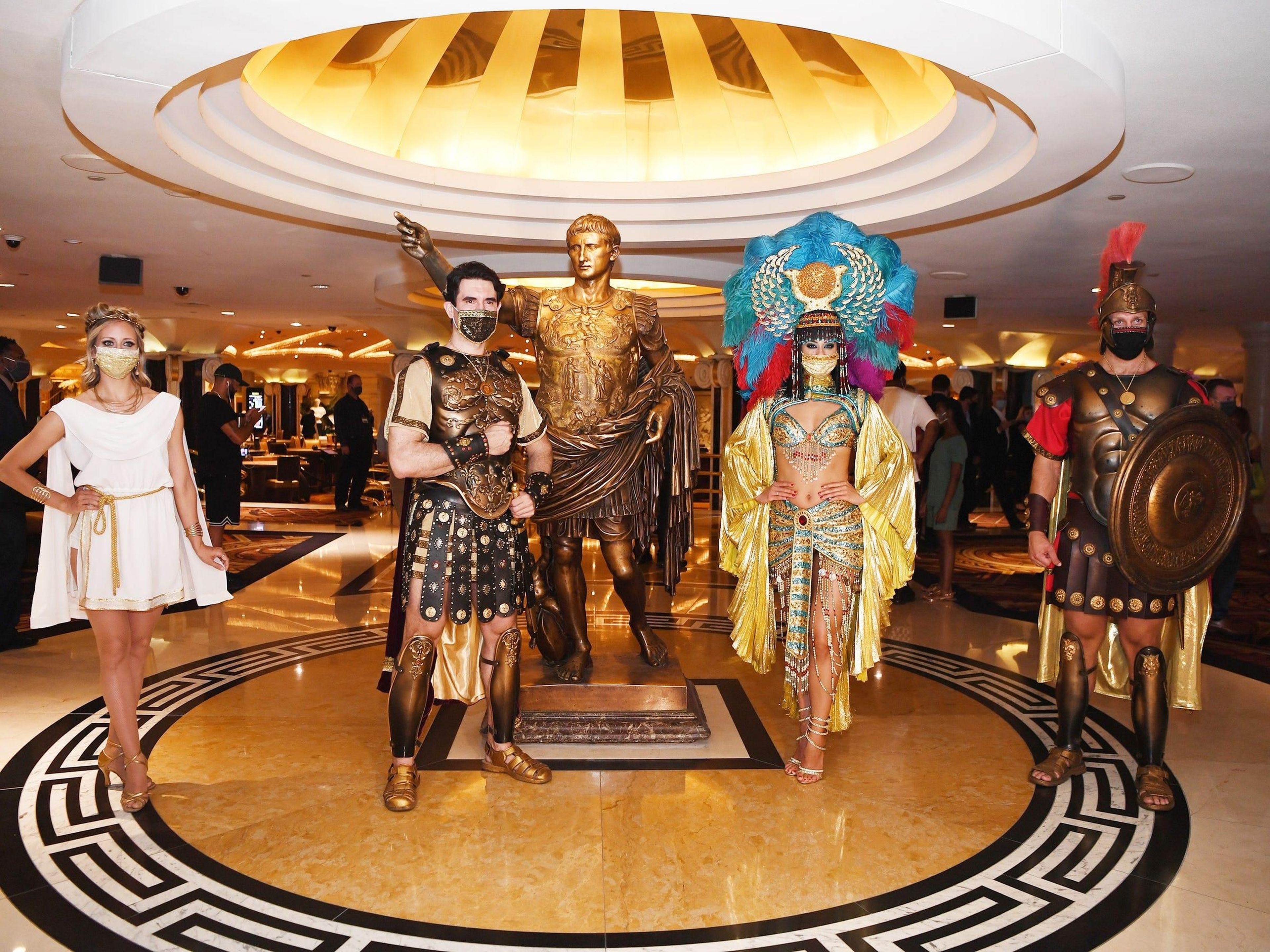 Julio César, Cleopatra y el resto del elenco de la Corte Real posan para una foto en la reapertura del Caesars Palace el 4 de junio de 2020.