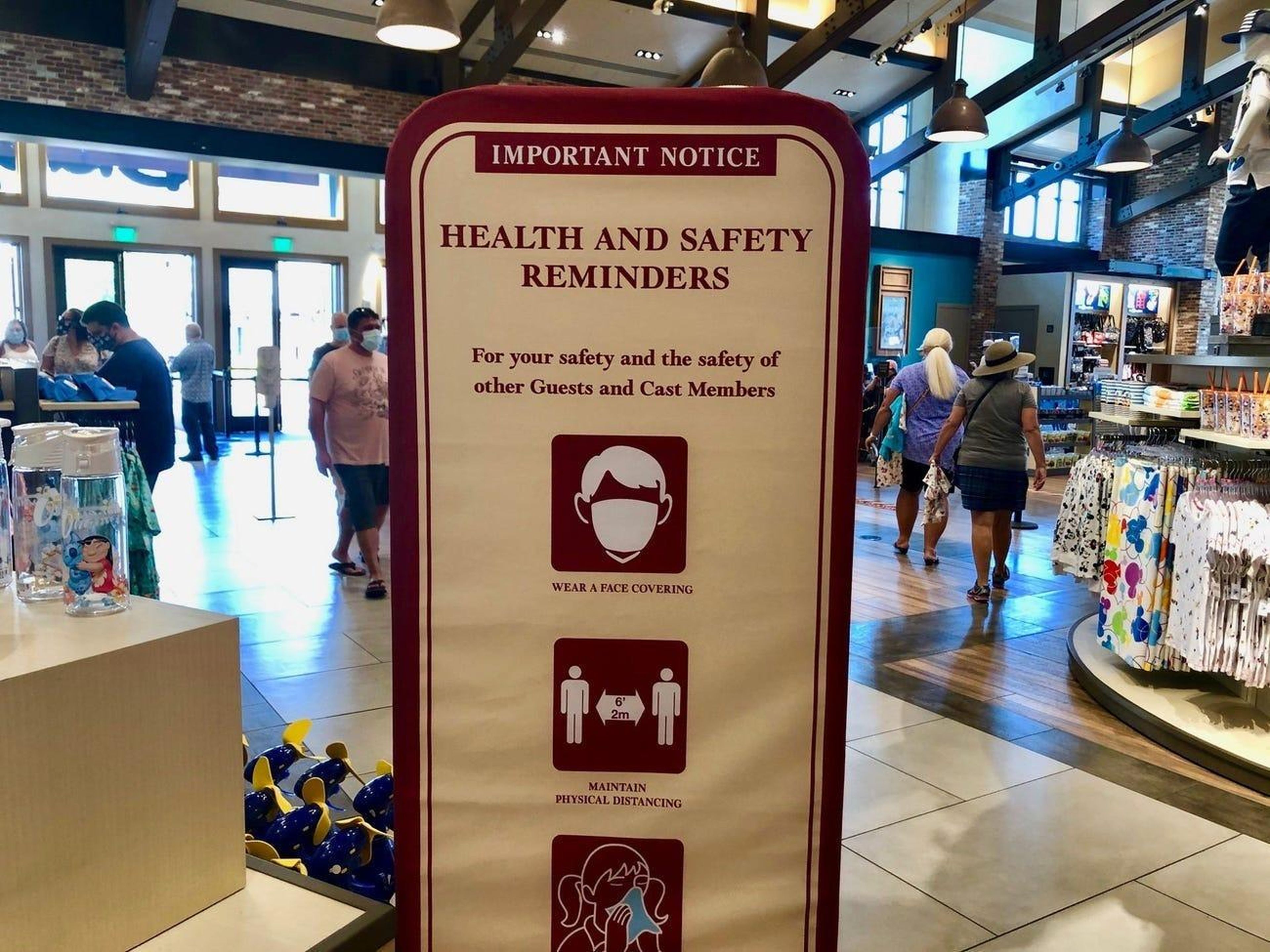 Un letrero sobre salud y seguridad en Disney Springs.