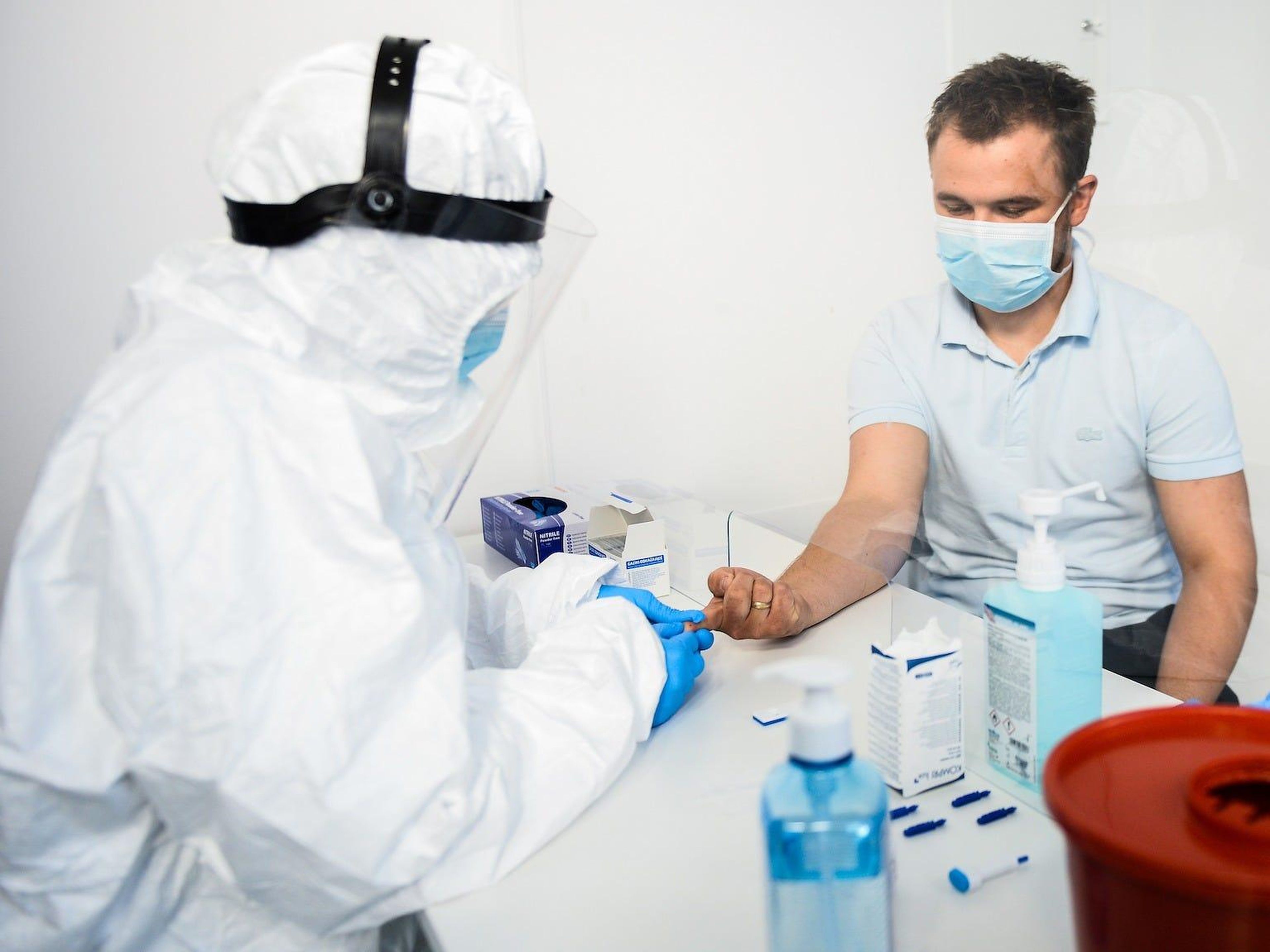 Sanitario extrae sangre de un paciente para realizar una prueba de anticuerpos para COVID-19 en el Hospital Dworska de Cracovia, Polonia, el 9 de abril de 2020.