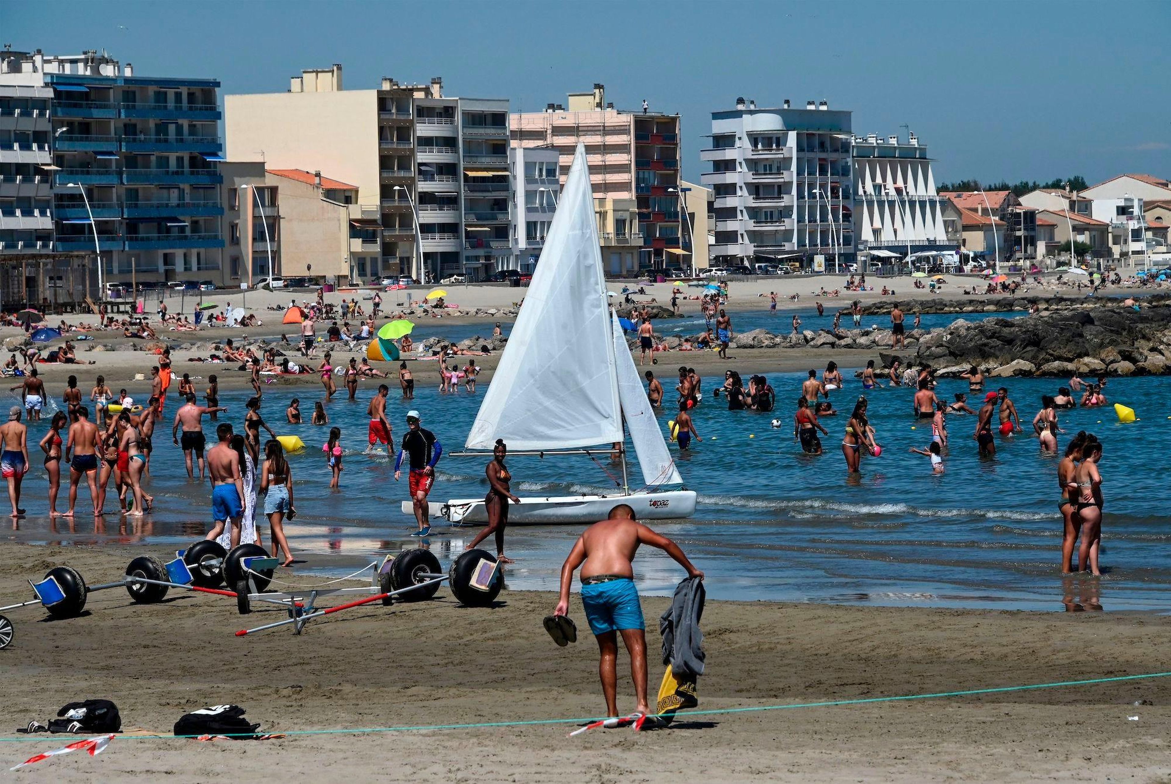 La gente se refresca en el mar durante una ola de calor en una playa de Palavas-les-Flots, en el sur de Francia, el 23 de junio de 2020