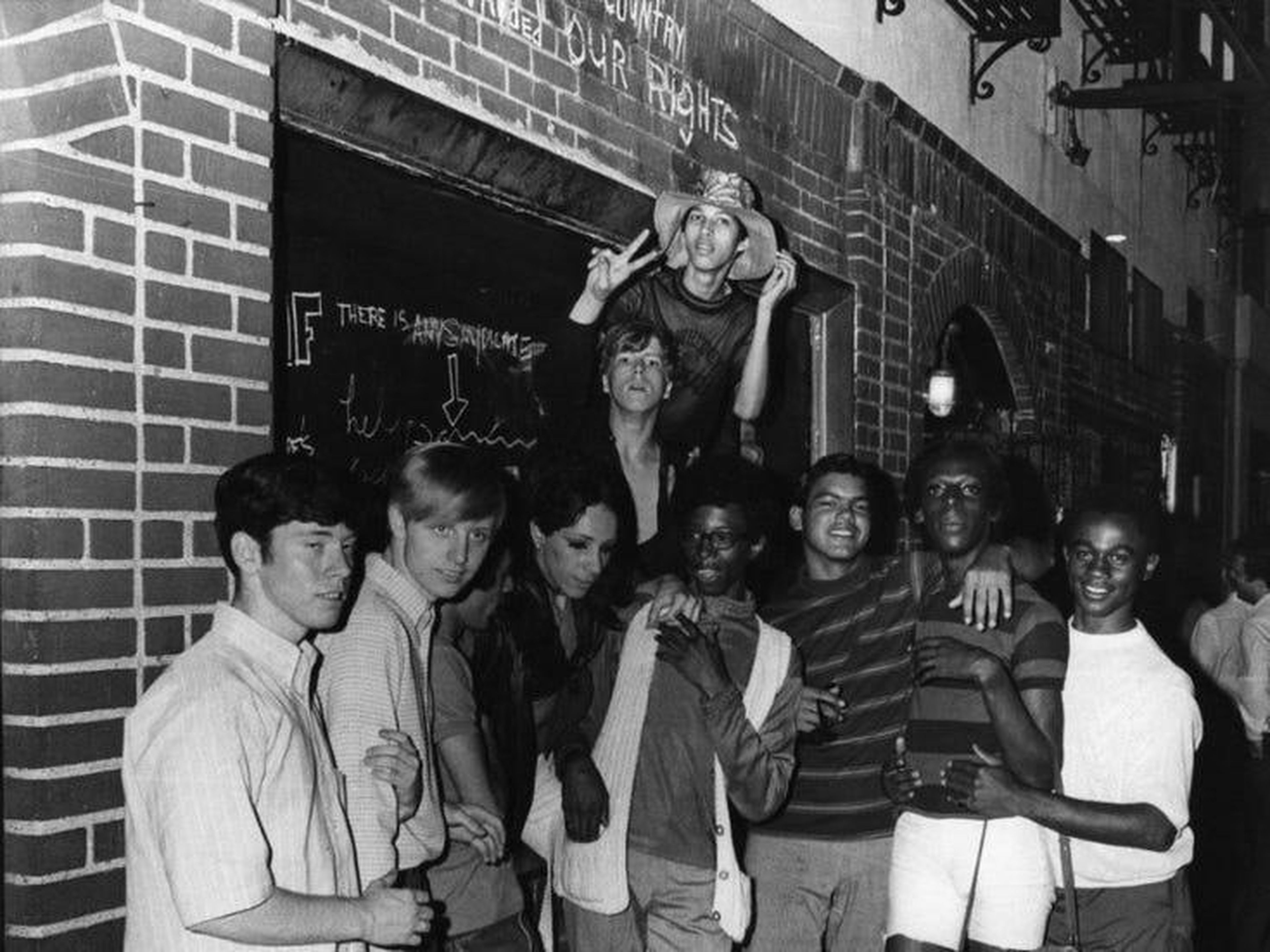 Gente posando frente al Stonewall Inn en la ciudad de Nueva York, alrededor de 1969.