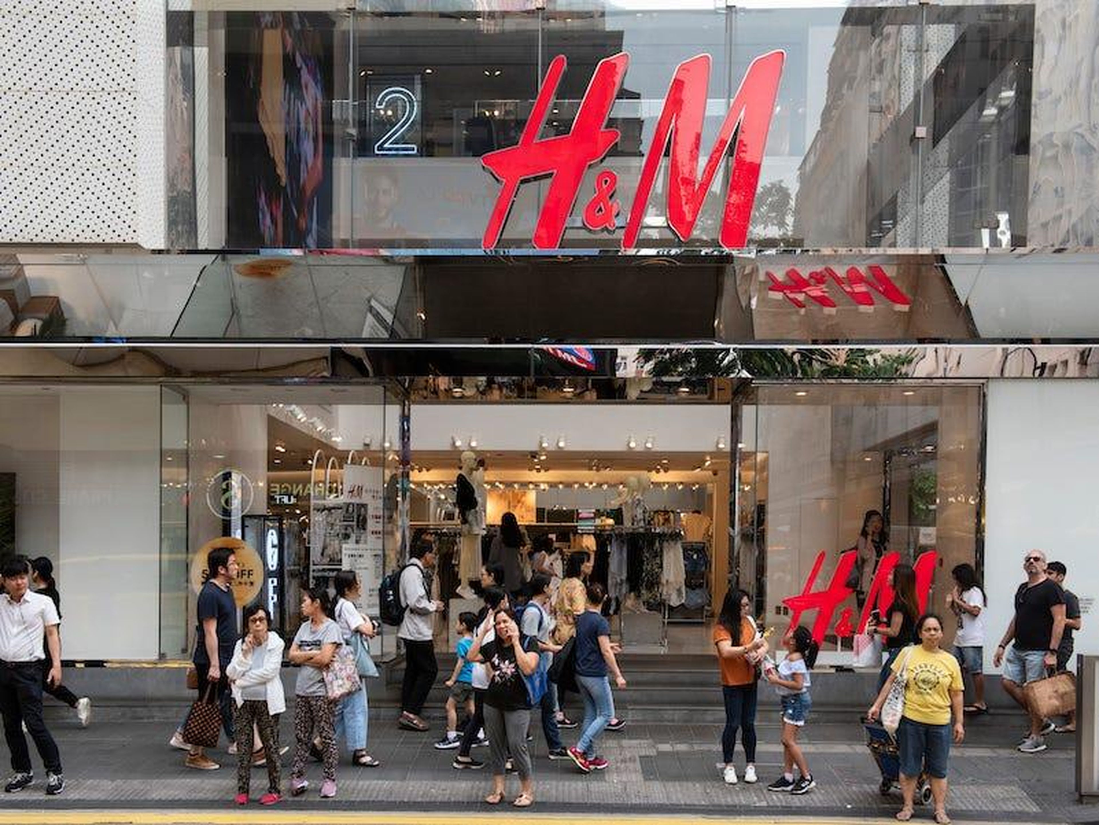 H&M speeds up store closings in 2020 and shifts focus to online shopping