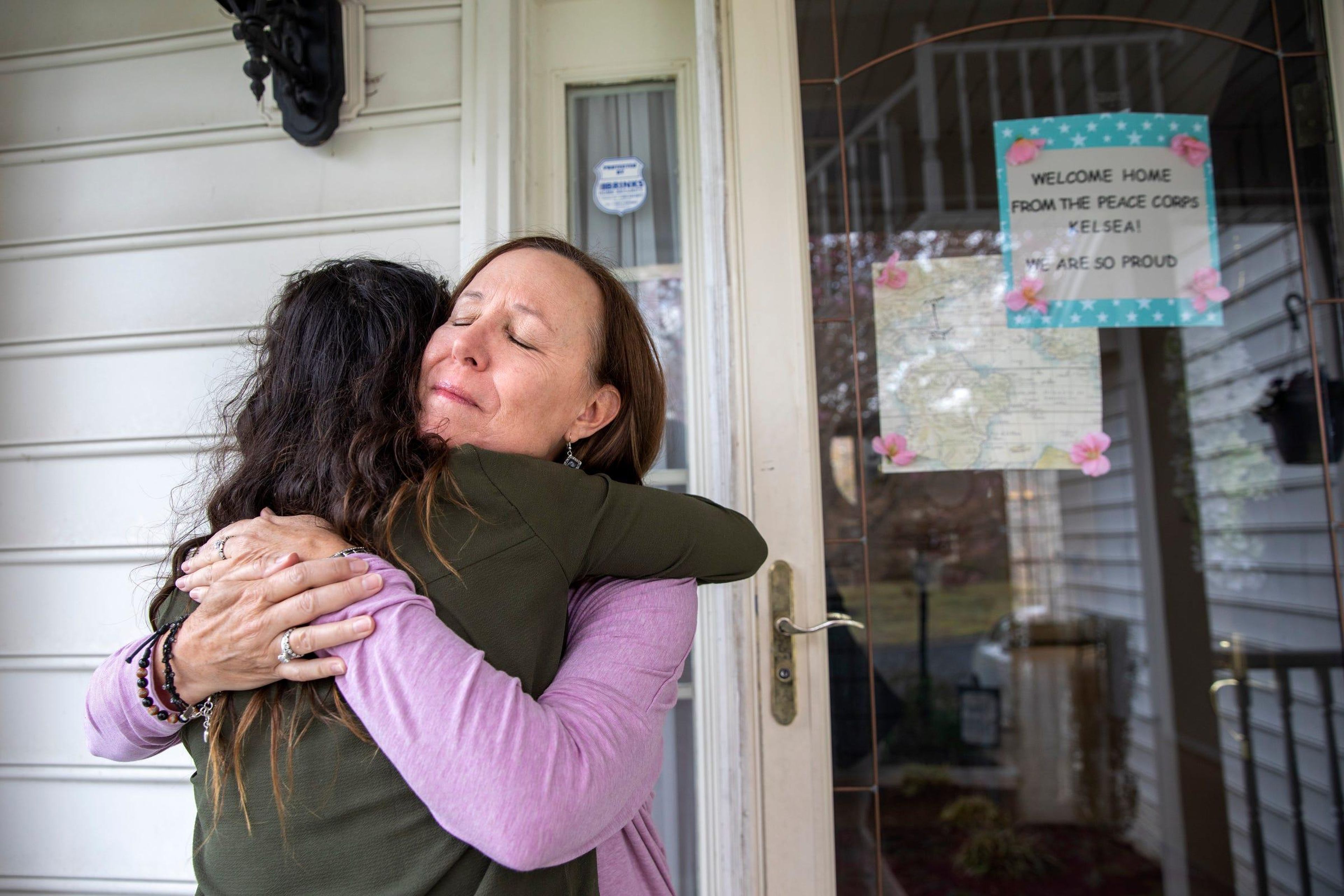 Holly Balcom, de 54 años, abraza a su hija Kelsea Mensh, de 22.