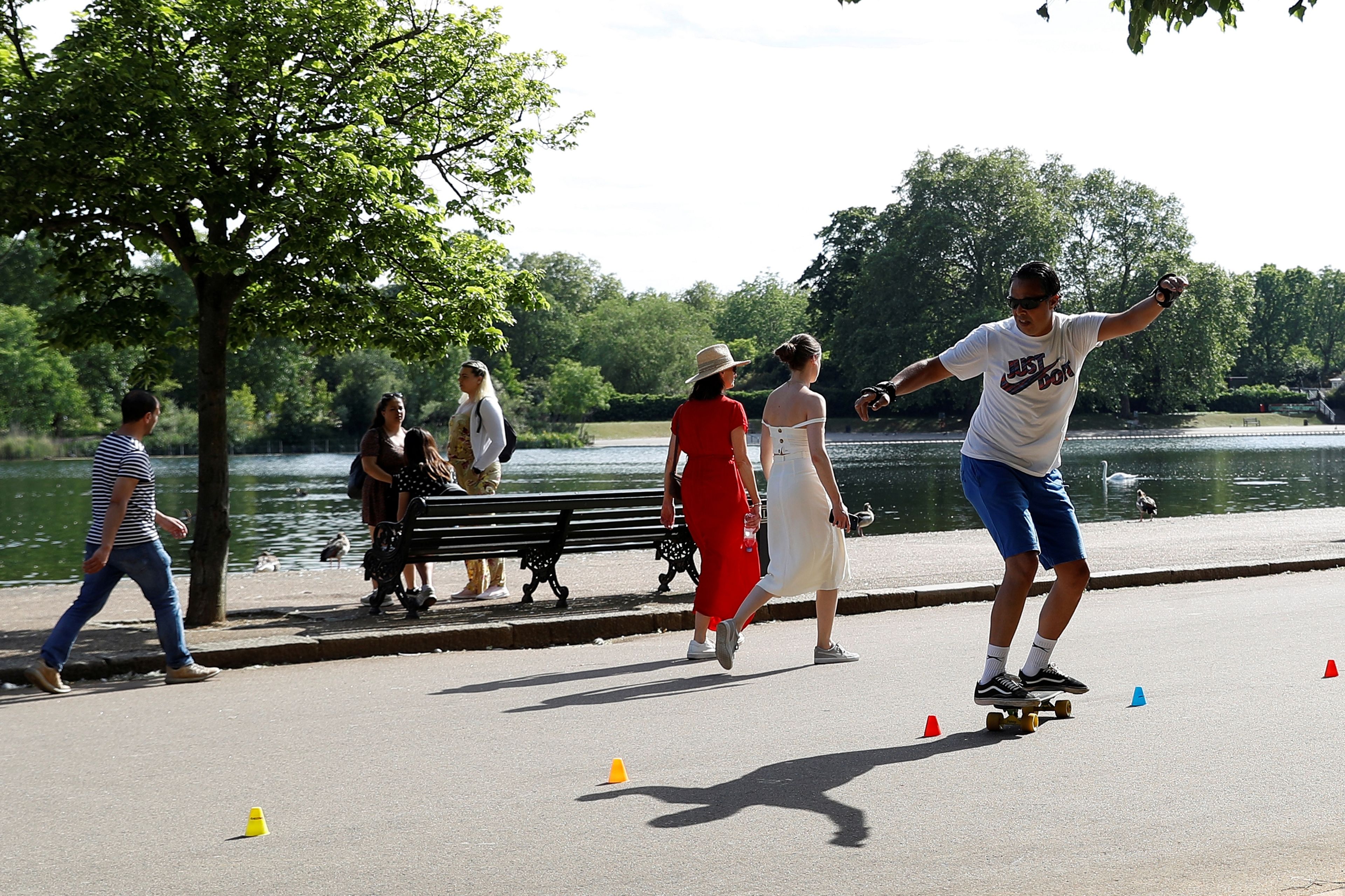 Un skater en Hyde Park, Londres, tras el confinamiento por el coroanavirus