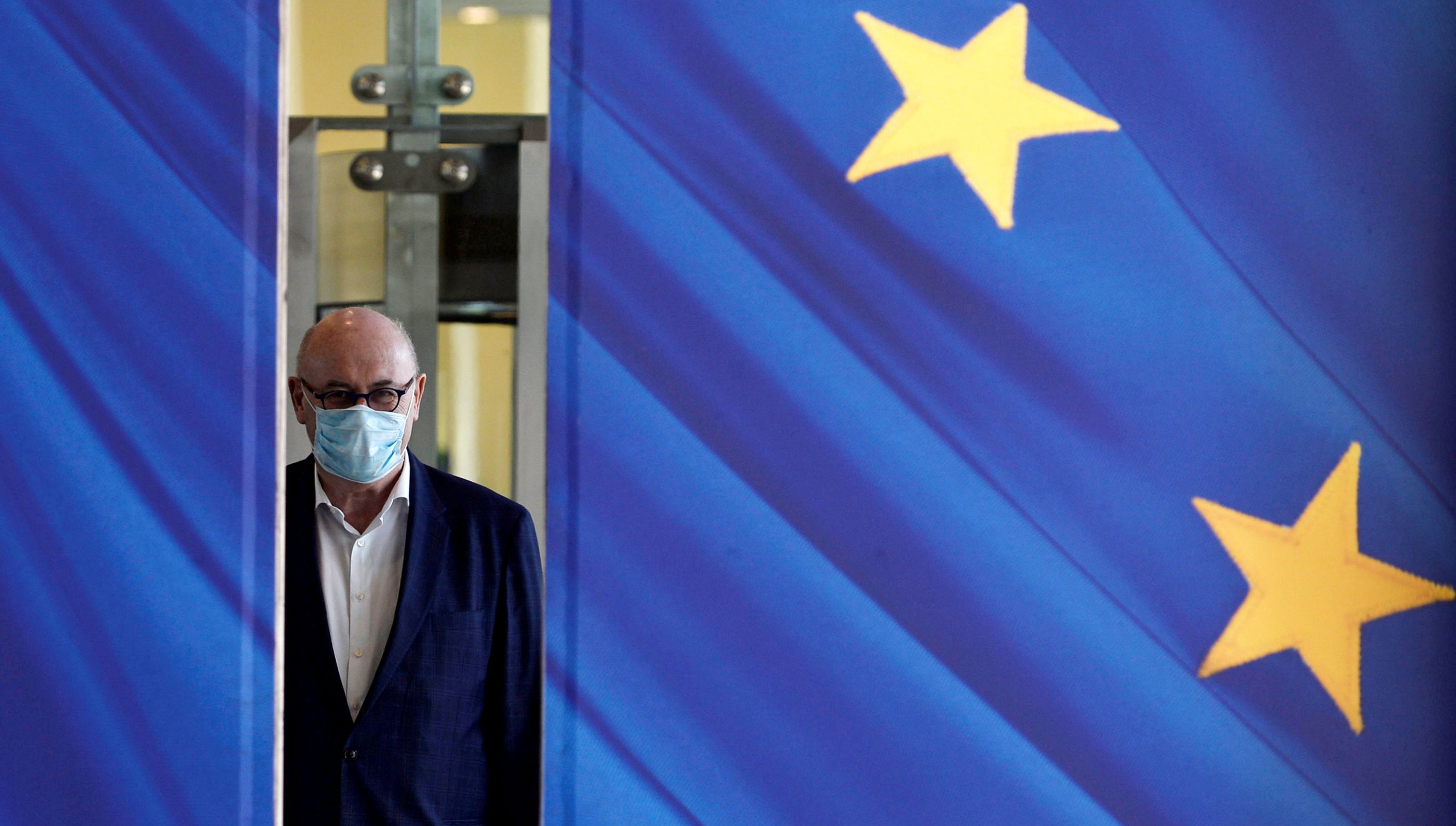 Un hombre con mascarilla en el edificio de la Comisión Europea en Bruselas
