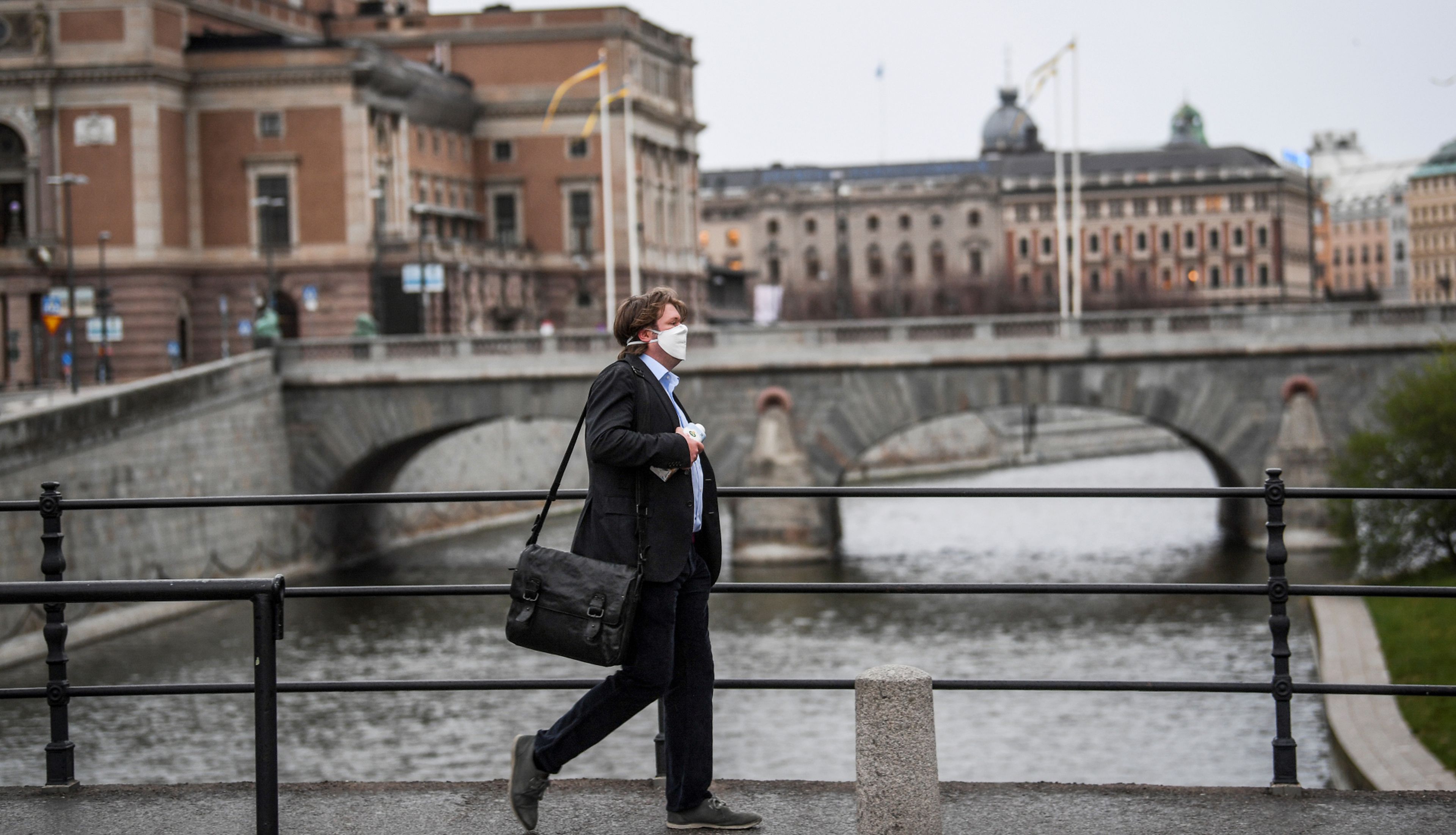 Un hombre con mascarilla pasea en Estocolmo (Suecia)