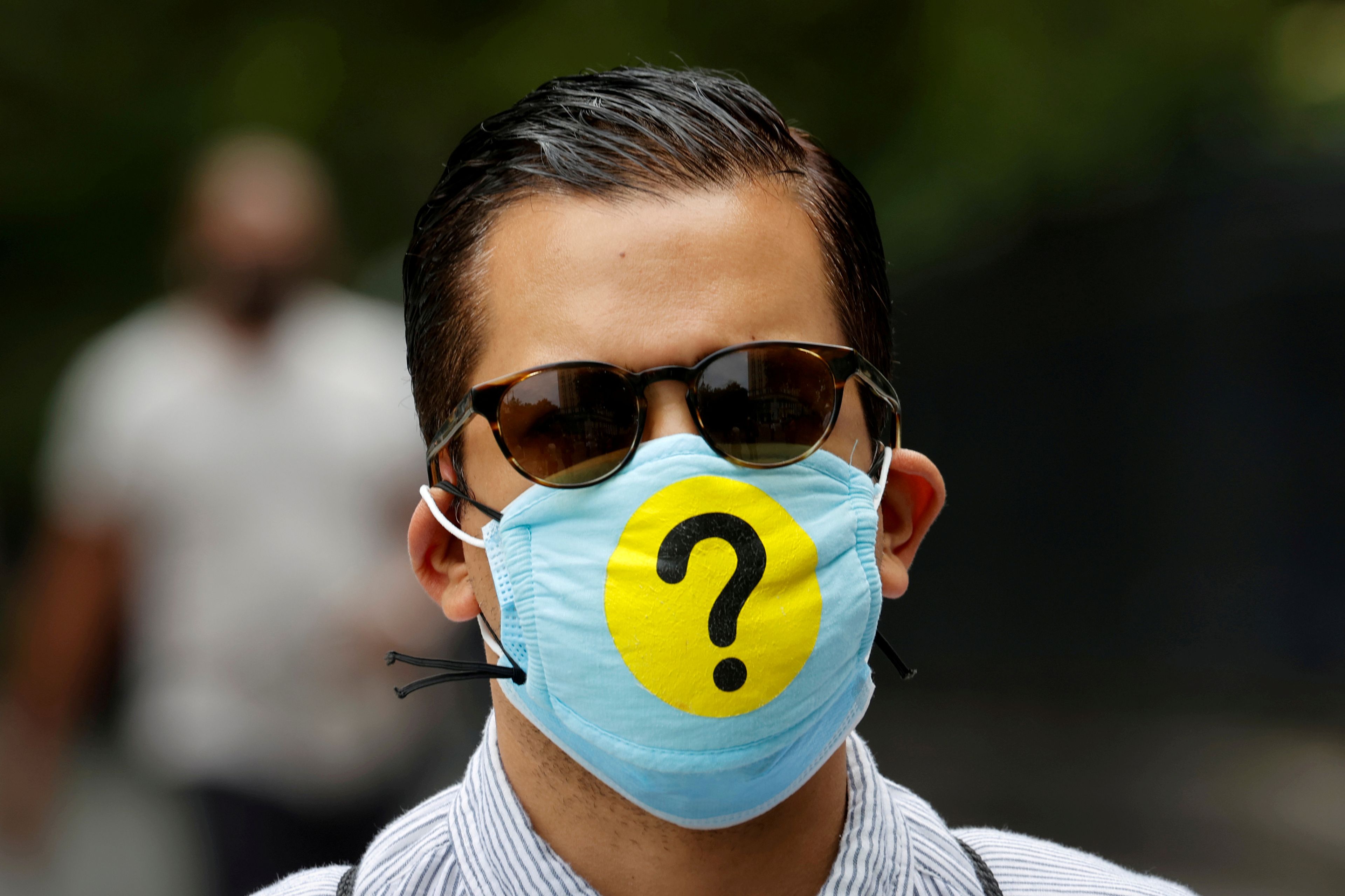 Un hombre con una mascarilla en plena pandemia del coronavirus