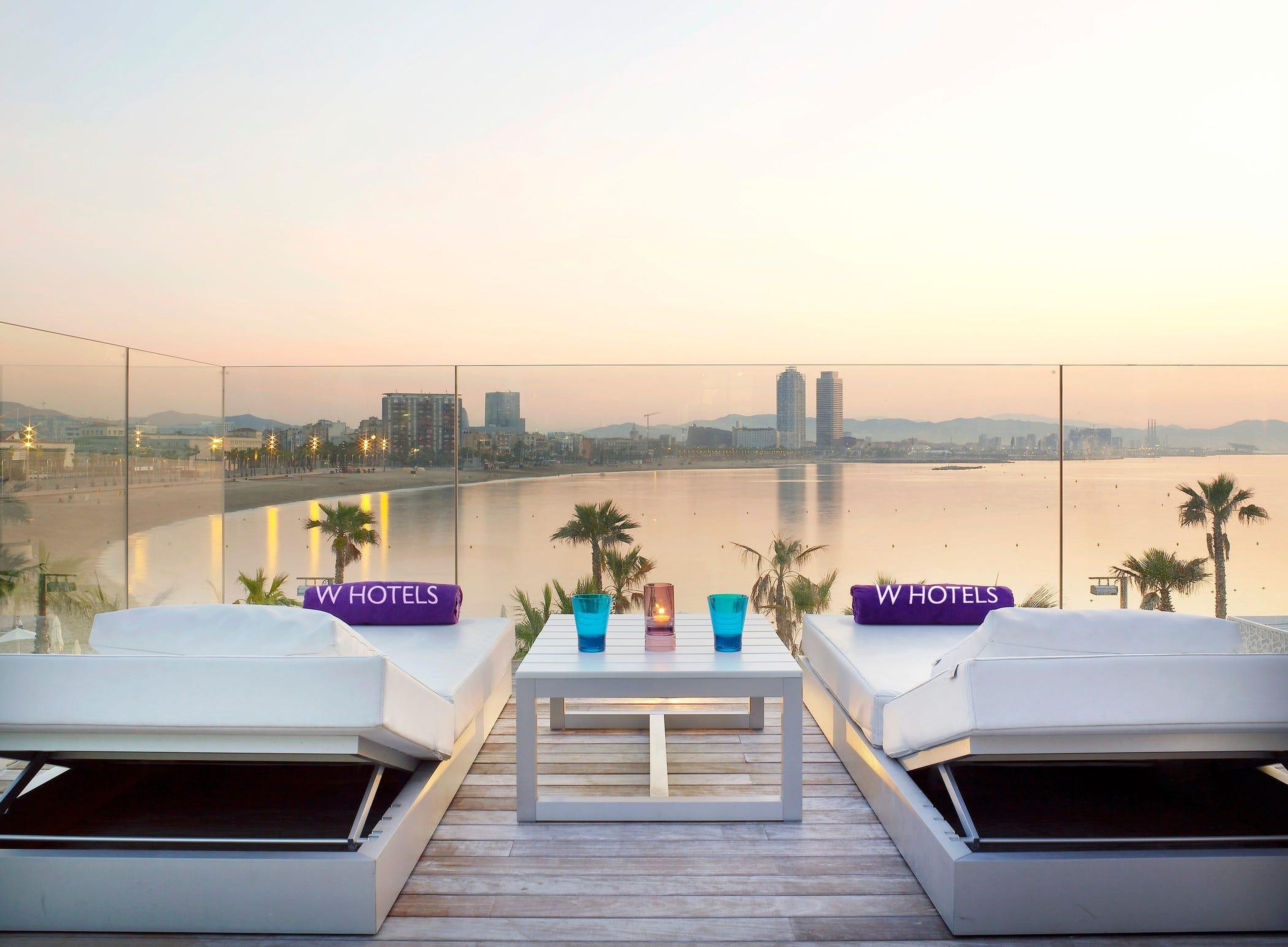 El hotel también cuenta con un solárium y un bar en la azotea con vistas al mar Mediterráneo.