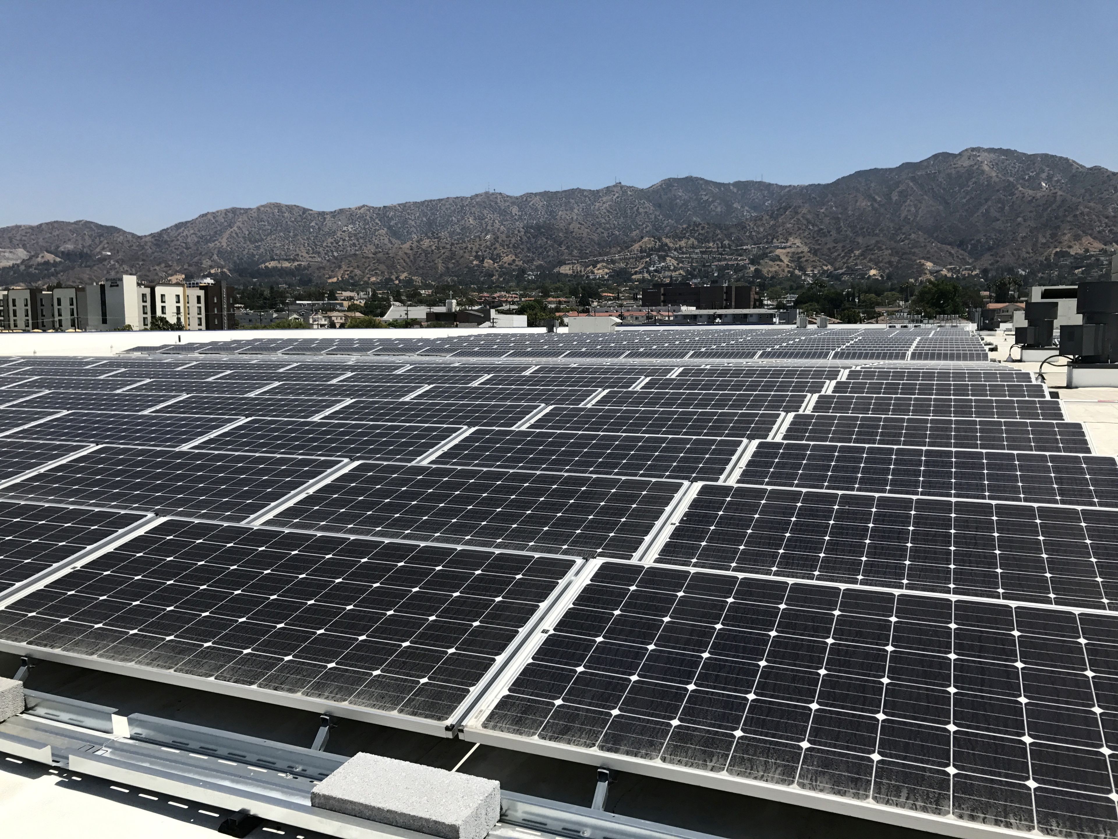 Una instalación de paneles fotovoltaicos de Ikea en su tienda de Burkband, California