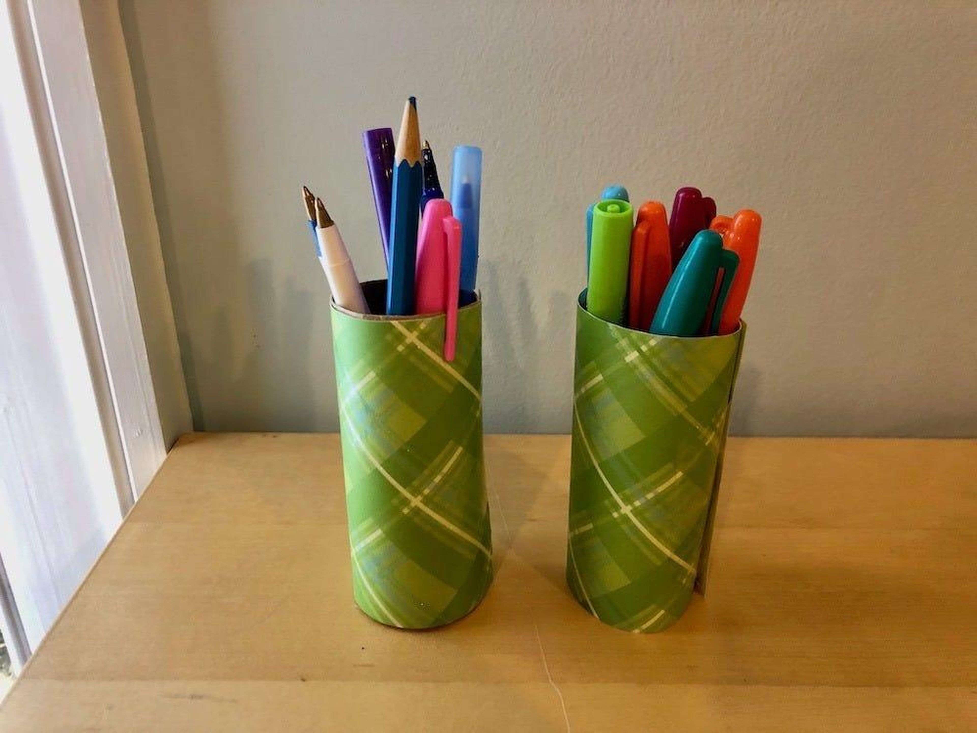 Porta lápices caseros con papel de regalo viejo y el centro de un rollo de papel higiénico