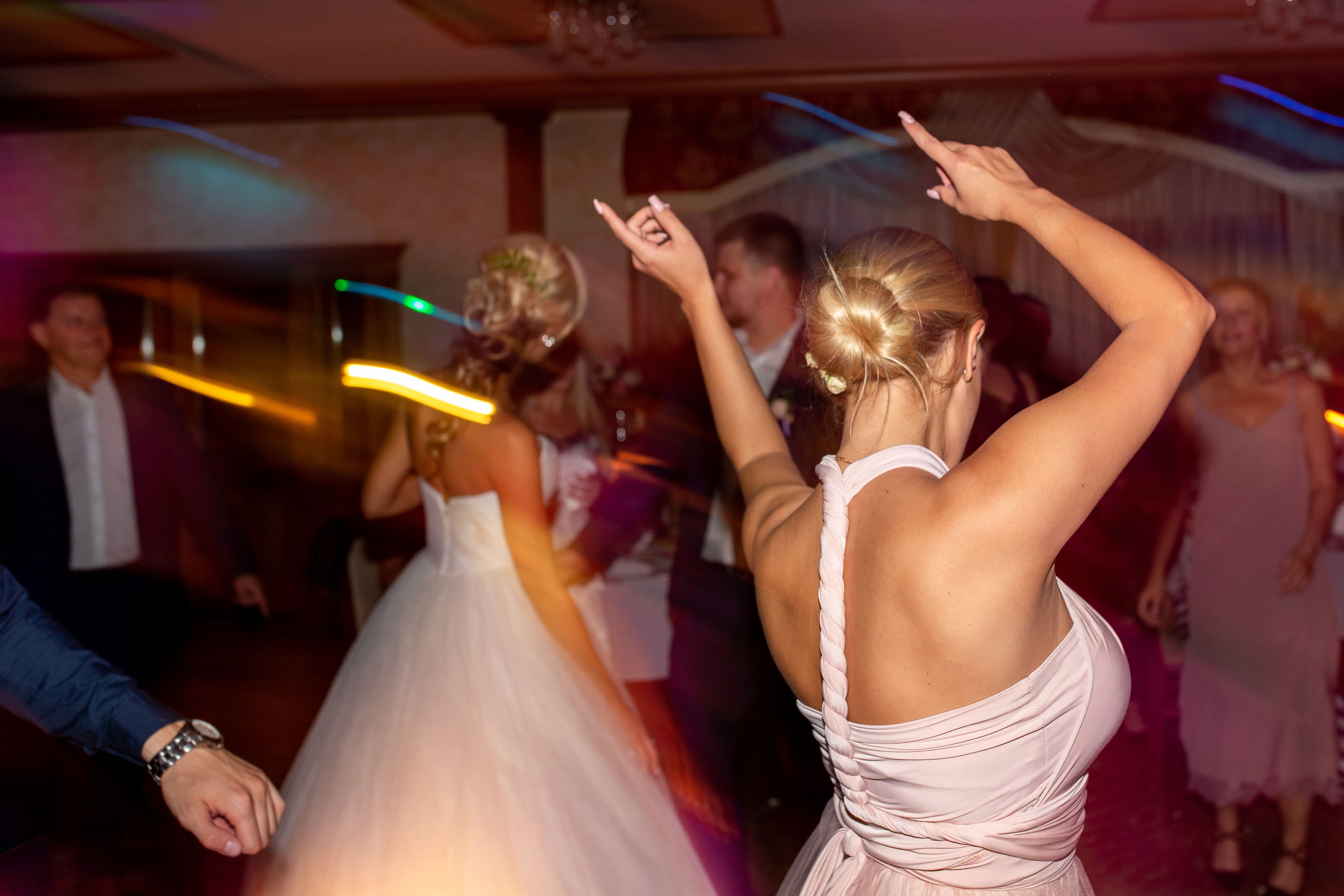 Invitados bailando en una boda