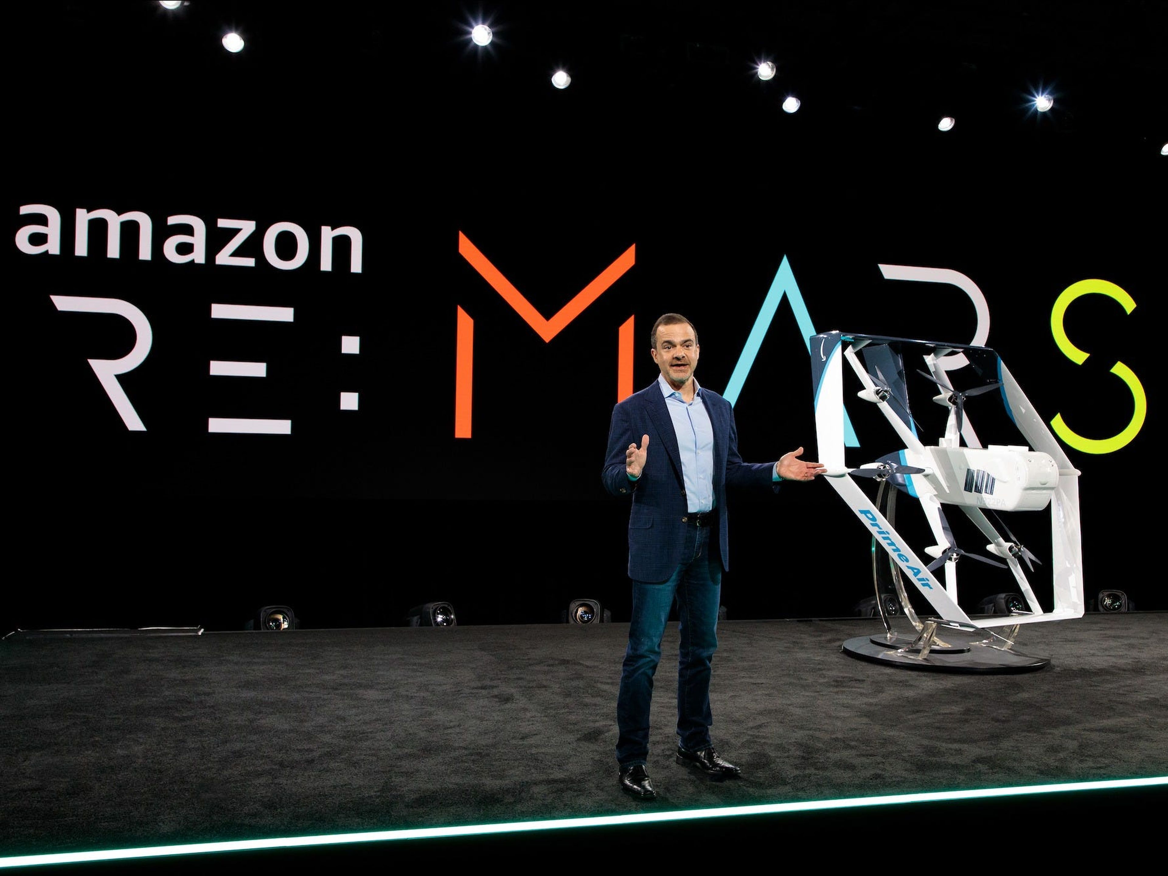 El jefe de retail de Amazon, Jeff Wilke, revela el nuevo modelo de dron de Prime Air en la conferencia de robótica Re:Mars de 2019.