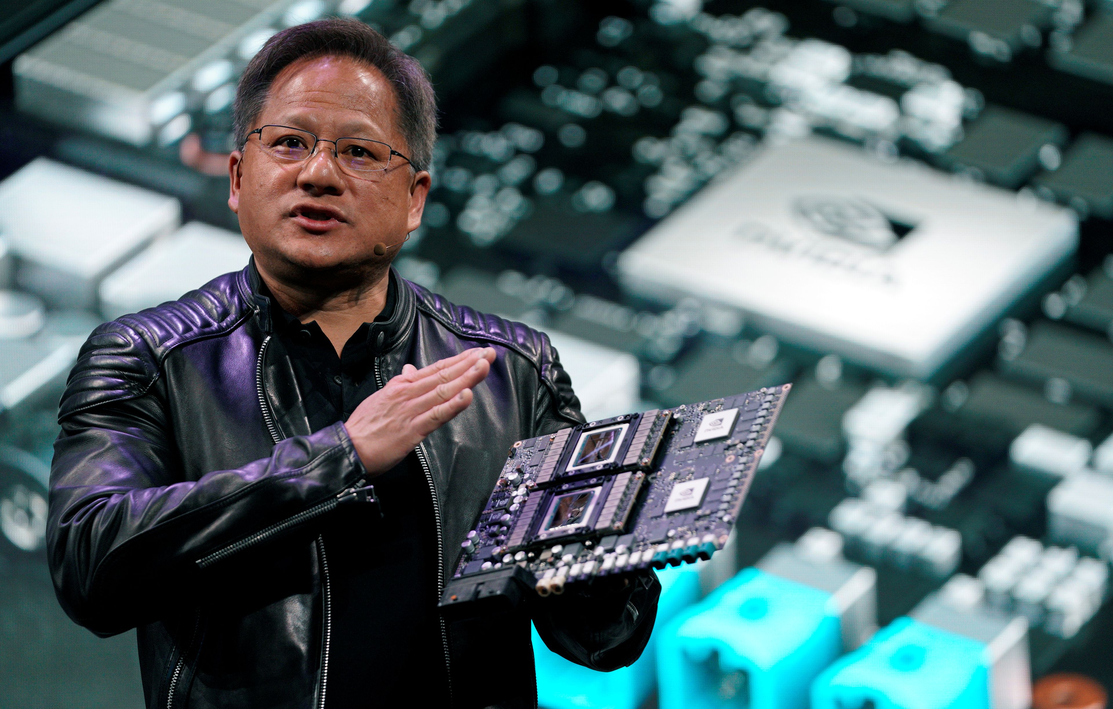 Jensen Huang, CEO de Nvidia, muestra la plataforma Drive Pegasus durante el CES 2018