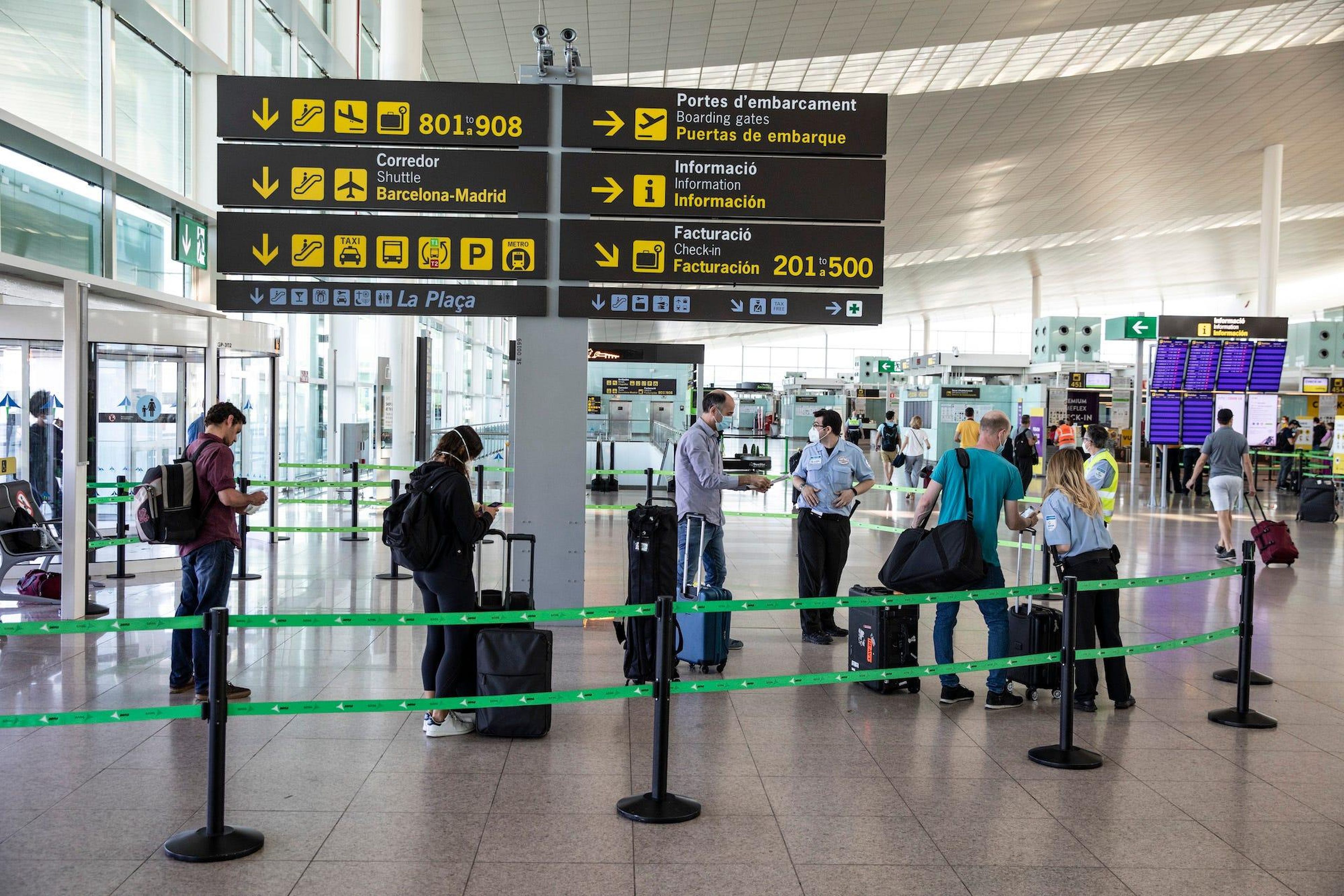 Pasajeros en el aeropuerto de Barcelona el Prat en la reapertura a los turistas europeos y del área Schengen.