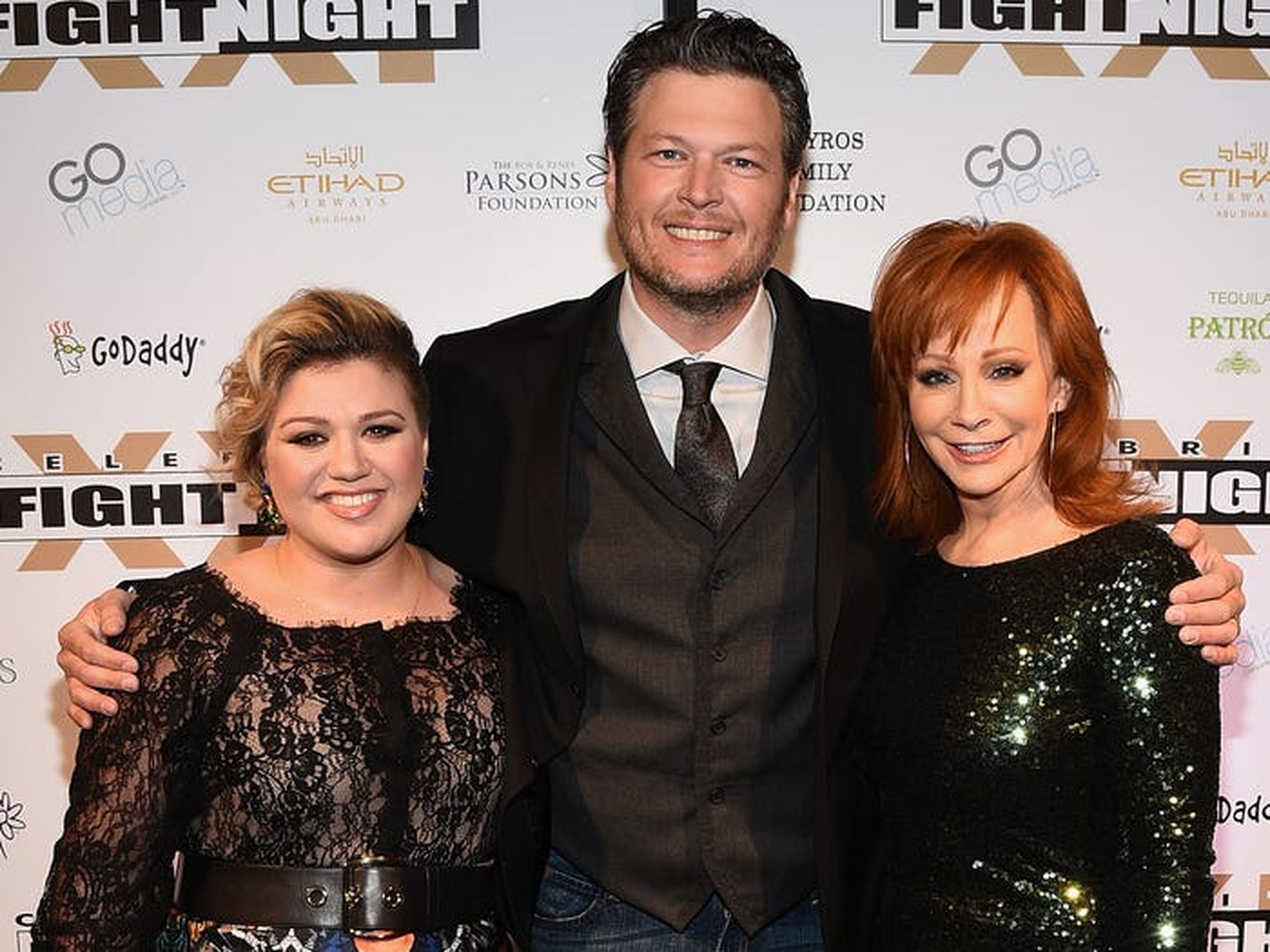 Kelly Clarkson, Blake Shelton y Reba McEntire asisten a la Celebrity Fight Night de Muhammad Ali en 2015.
