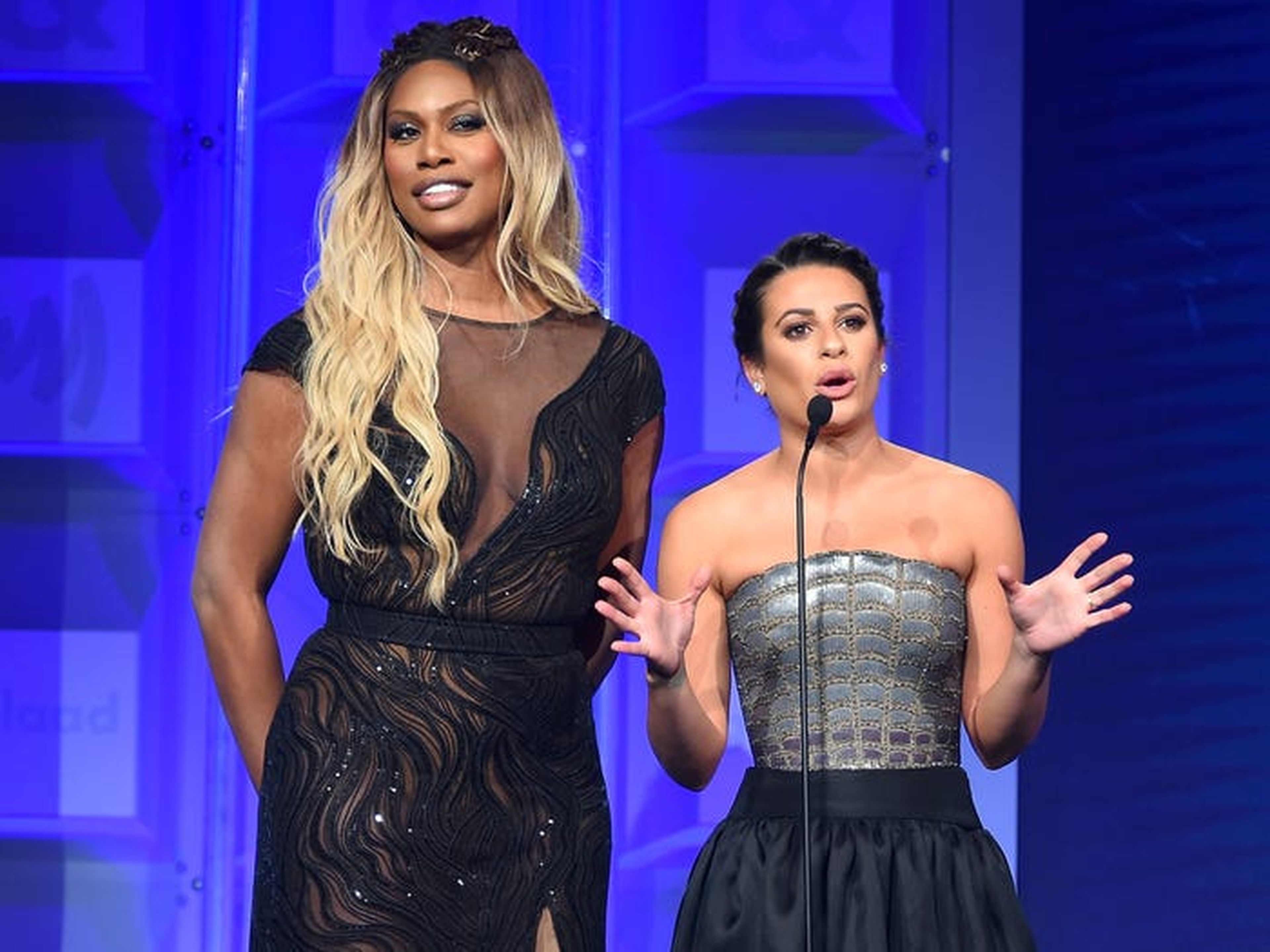 Laverne Cox y Lea Michele hablan en el escenario en la 29ª entrega anual de los Premios GLAAD Media.