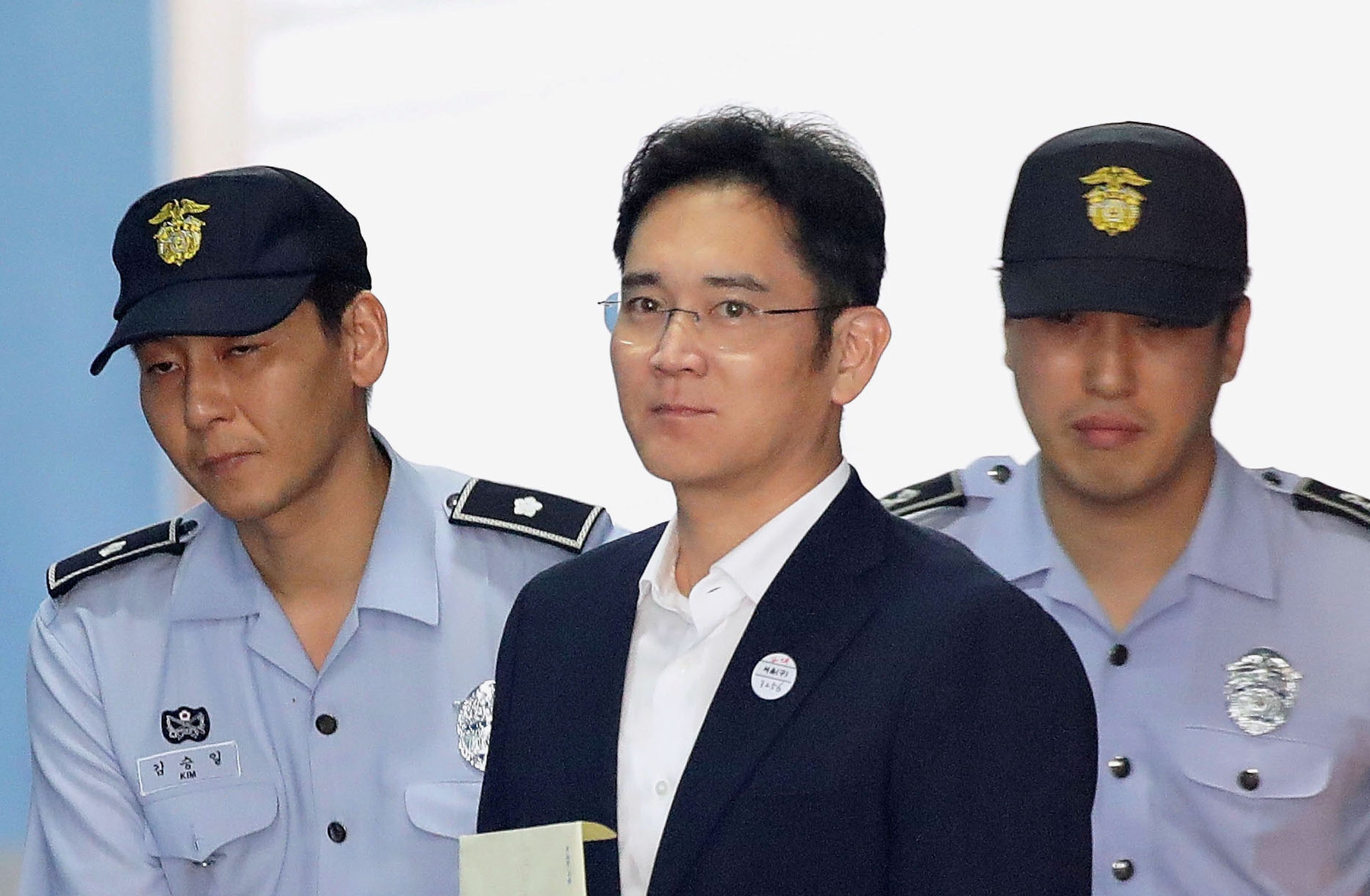 Lee Jae-yong llega al juzgado en 2017 para escuchar el veredicto.